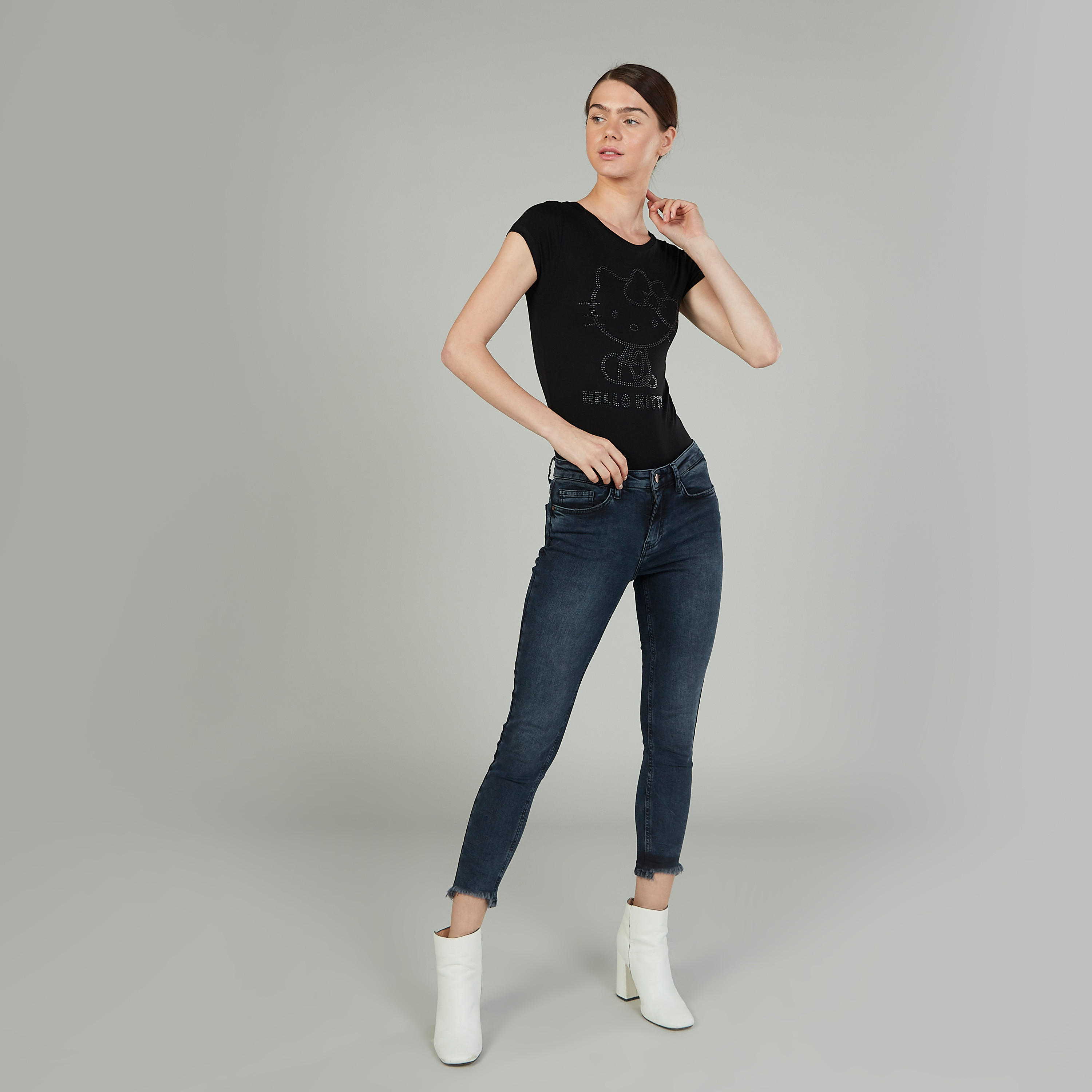 تيشيرت بياقة ضيّقة وأكمام كاب وزخارف هالو كيتي-women-clothing-tshirts-image-2