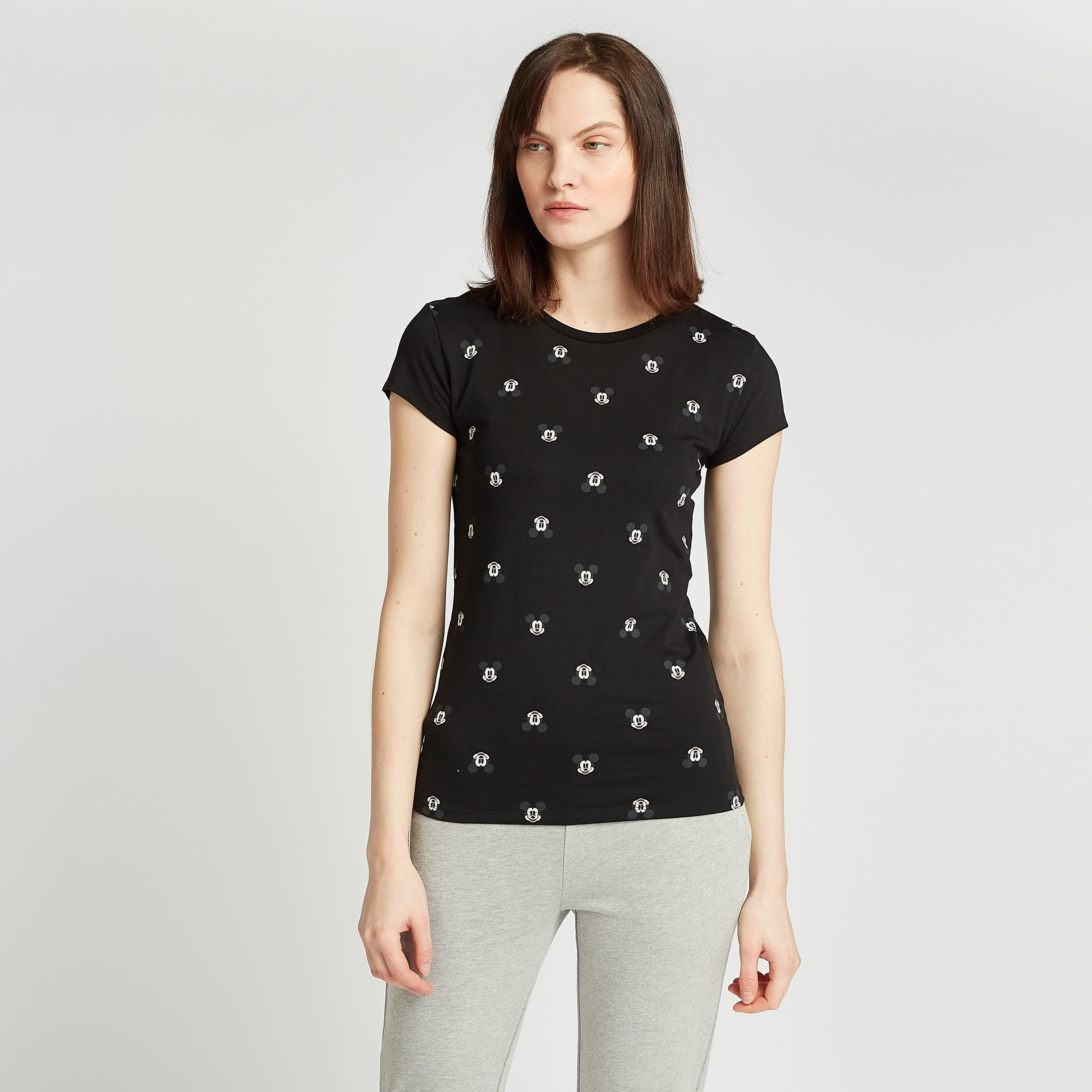 تيشيرت مستدام سكيني بطبعات ميكي ماوس وأكمام كاب-women-clothing-tshirts-image-1