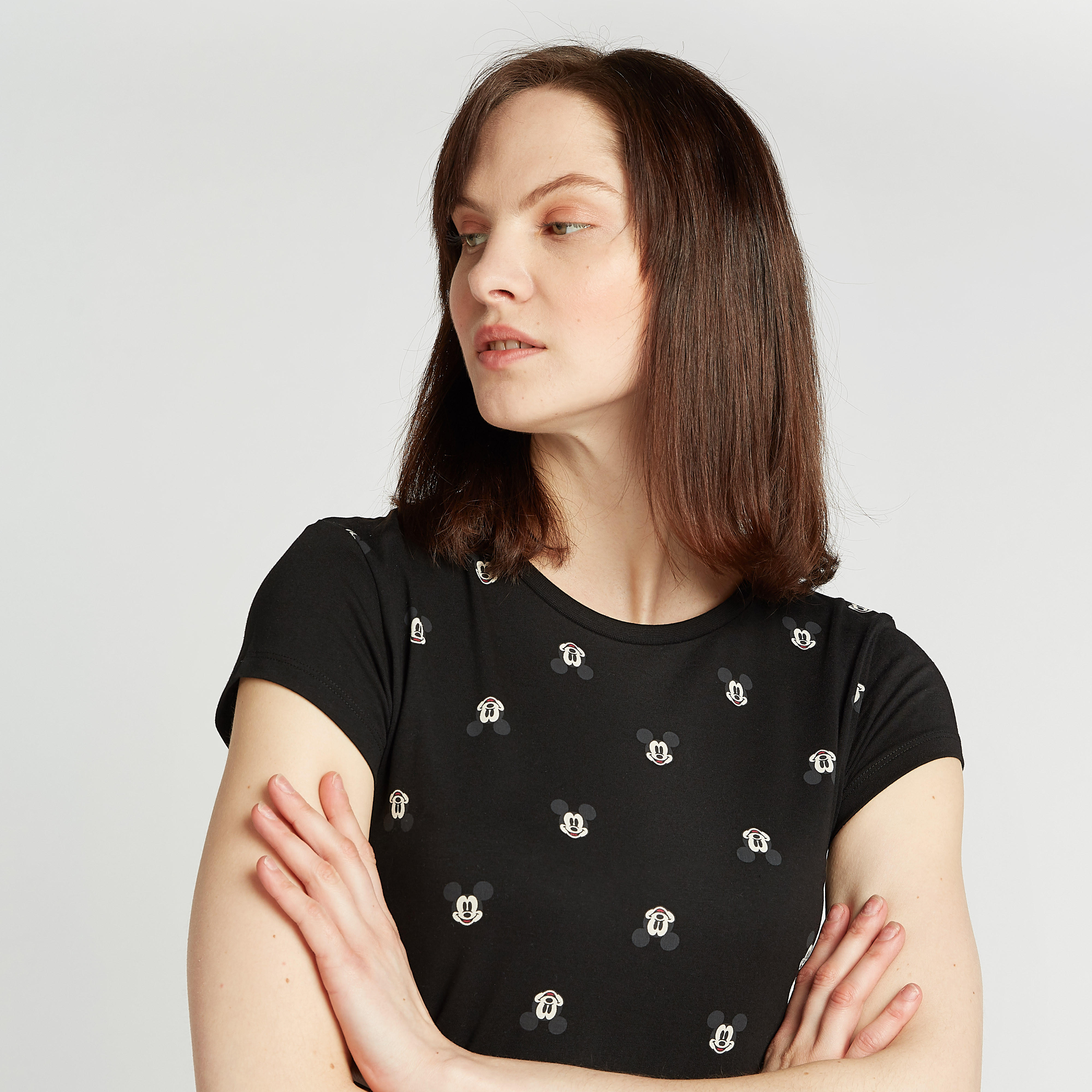 تيشيرت مستدام سكيني بطبعات ميكي ماوس وأكمام كاب-women-clothing-tshirts-image-3