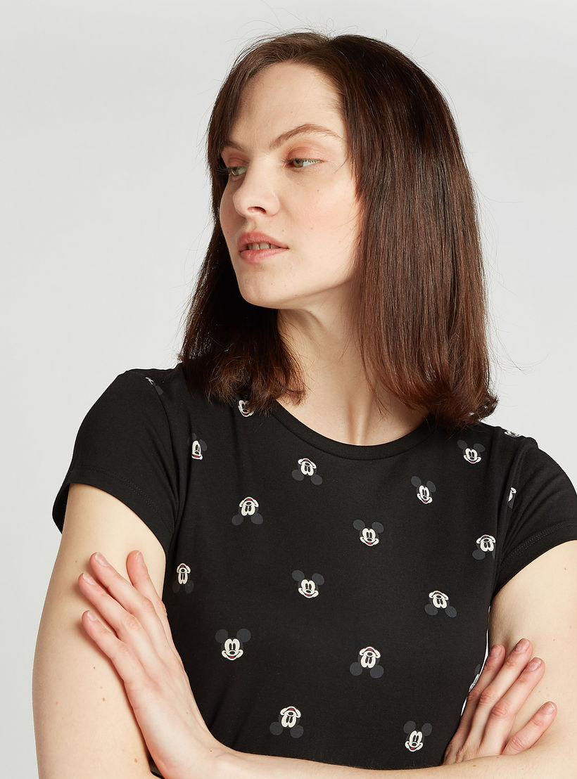 تيشيرت مستدام سكيني بطبعات ميكي ماوس وأكمام كاب-women-clothing-tshirts-image-3
