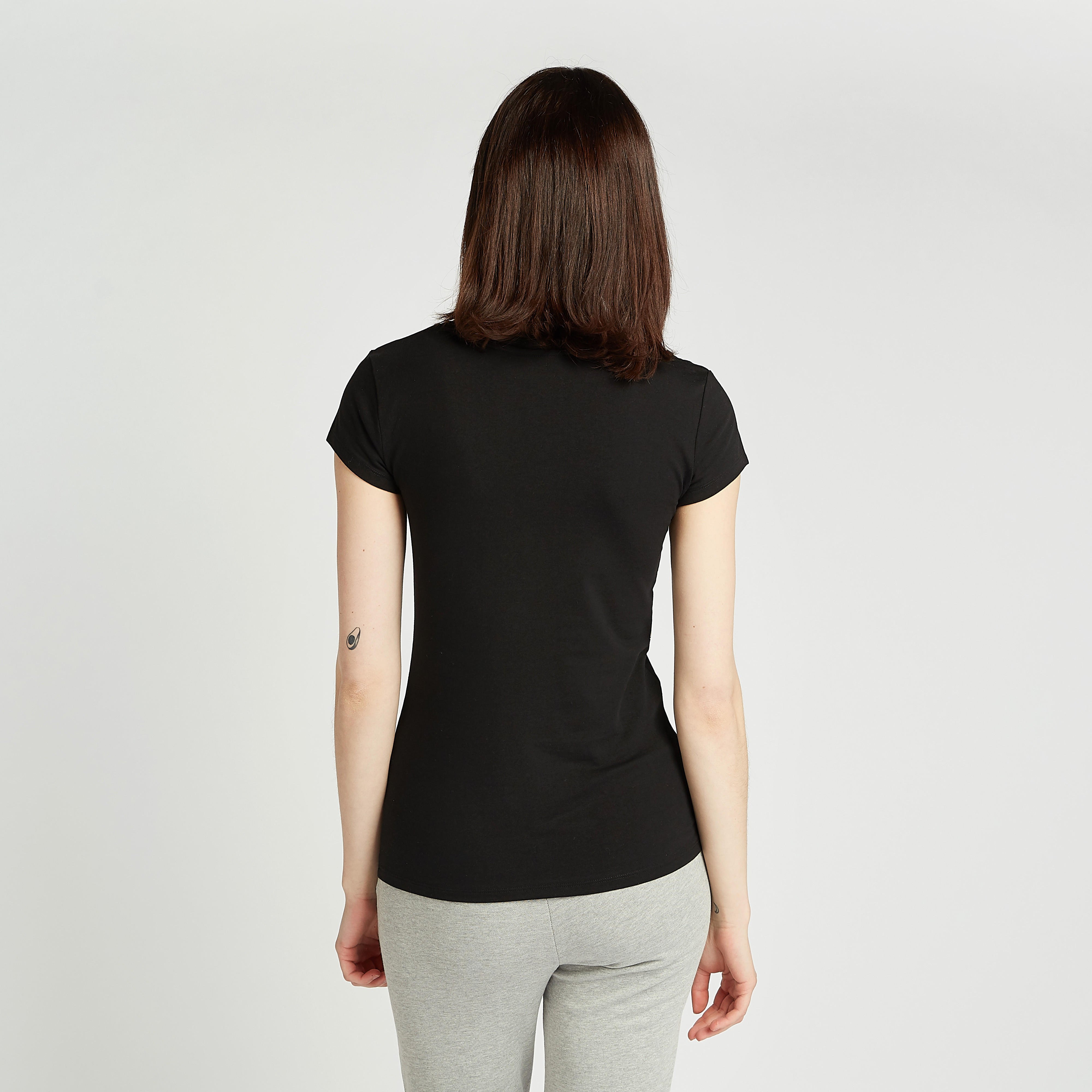 تيشيرت مستدام سكيني بطبعات ميكي ماوس وأكمام كاب-women-clothing-tshirts-image-4