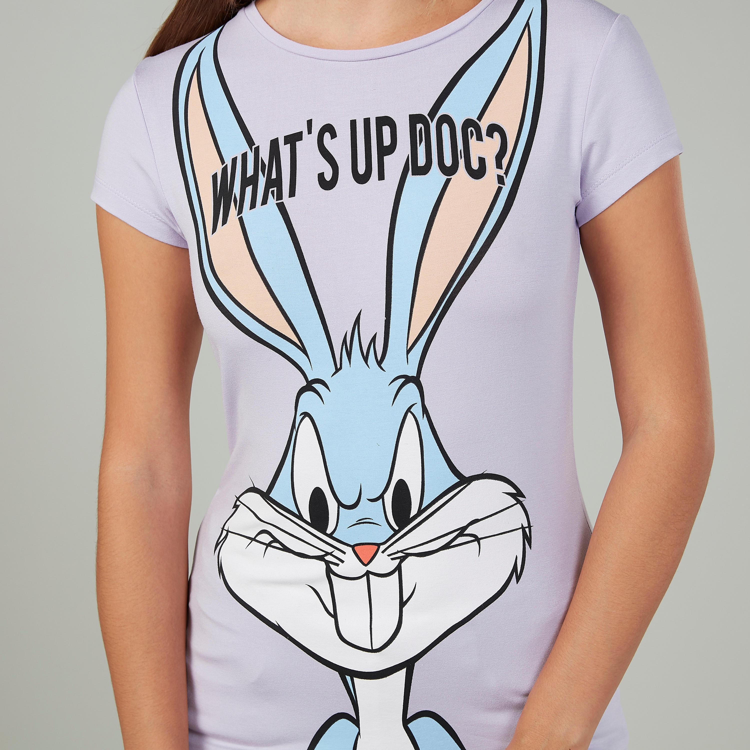 تيشيرت مستدام بقصّة سكيني وطبعات باجز باني وياقة مستديرة-women-clothing-tshirts-image-3