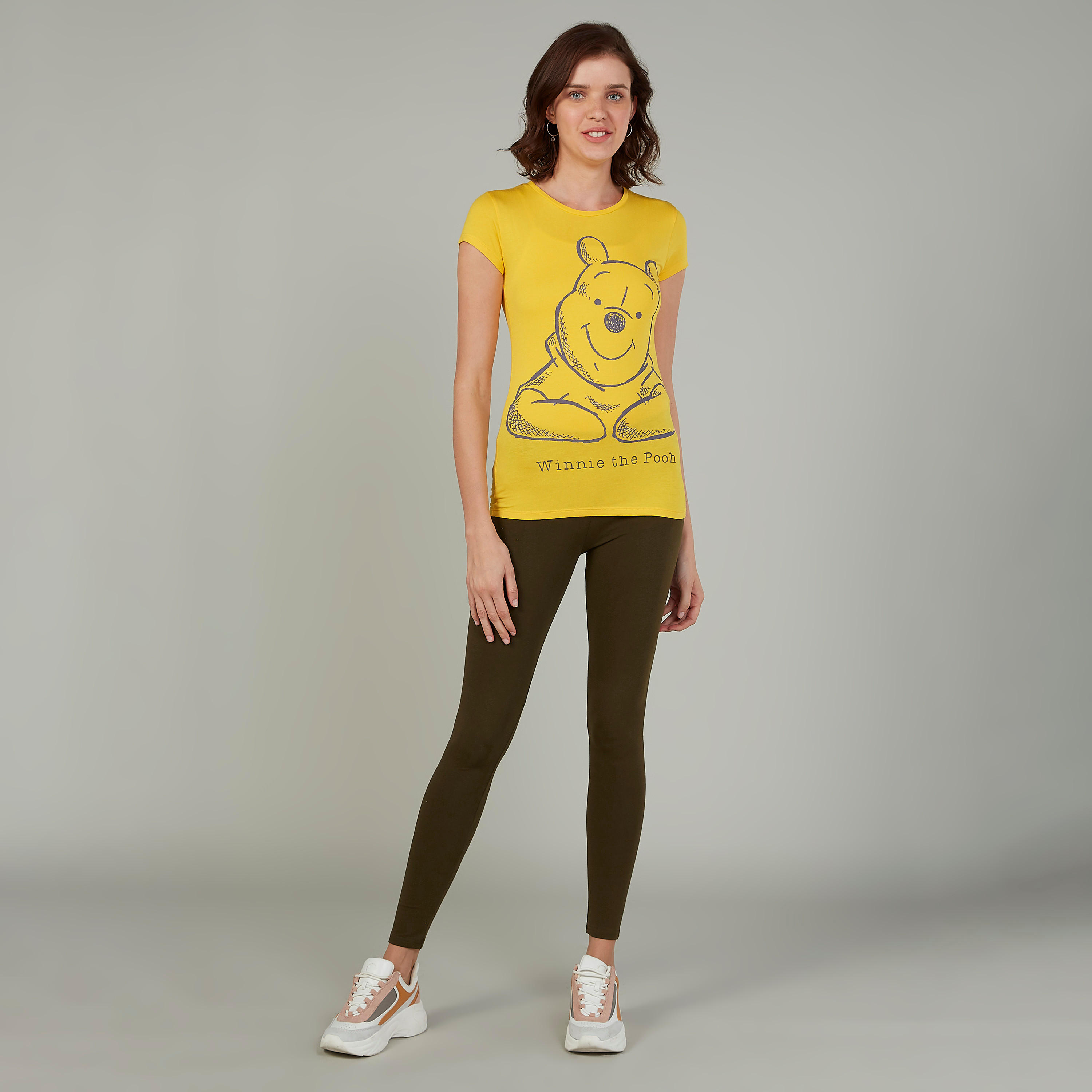تيشيرت سكيني بأكمام كاب وطبعات ويني ذا بوه من خامات مستدامة-women-clothing-tshirts-image-2