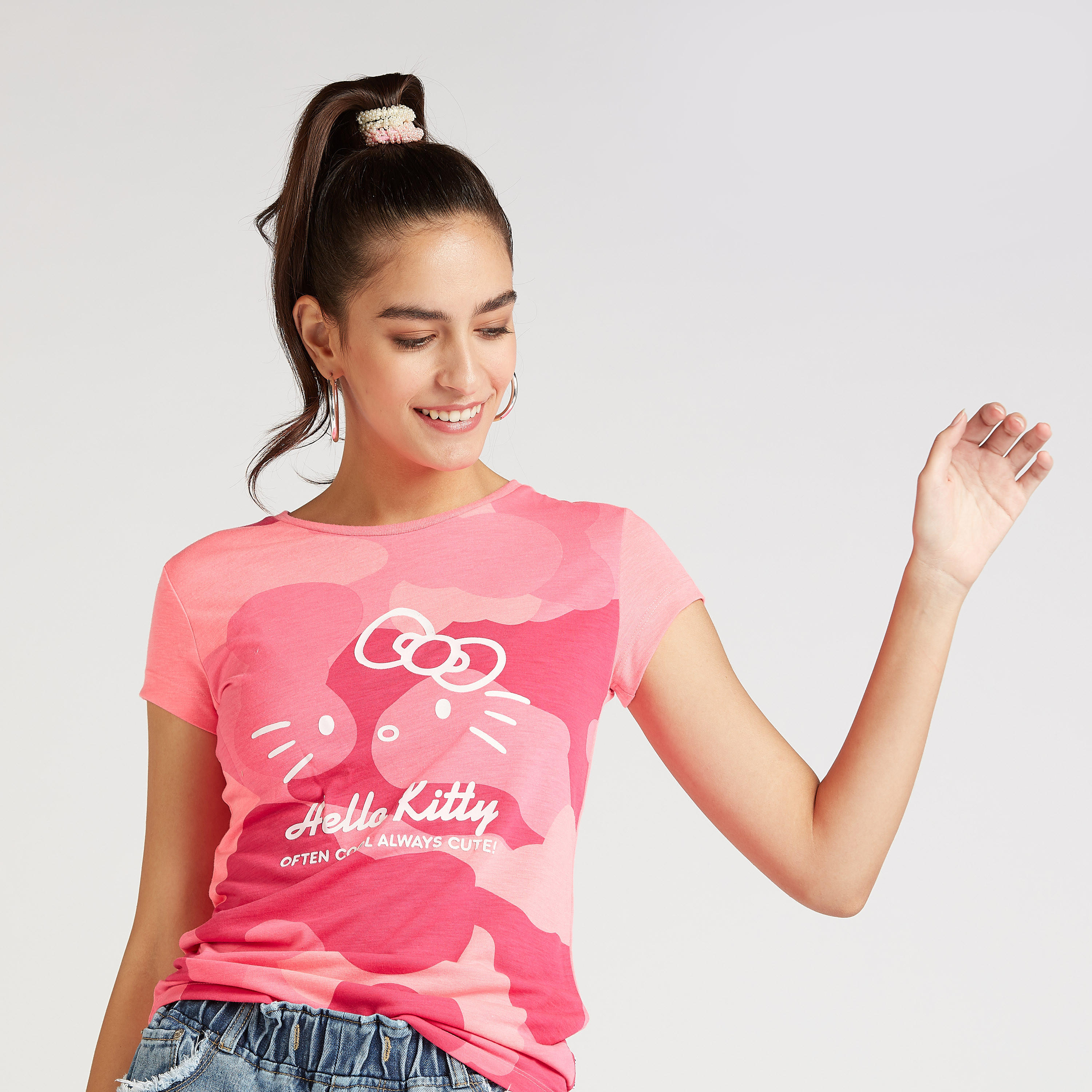 تيشيرت سكيني بياقة مستديرة وأكمام كاب وطبعات هالو كيتي-women-clothing-tshirts-image-1