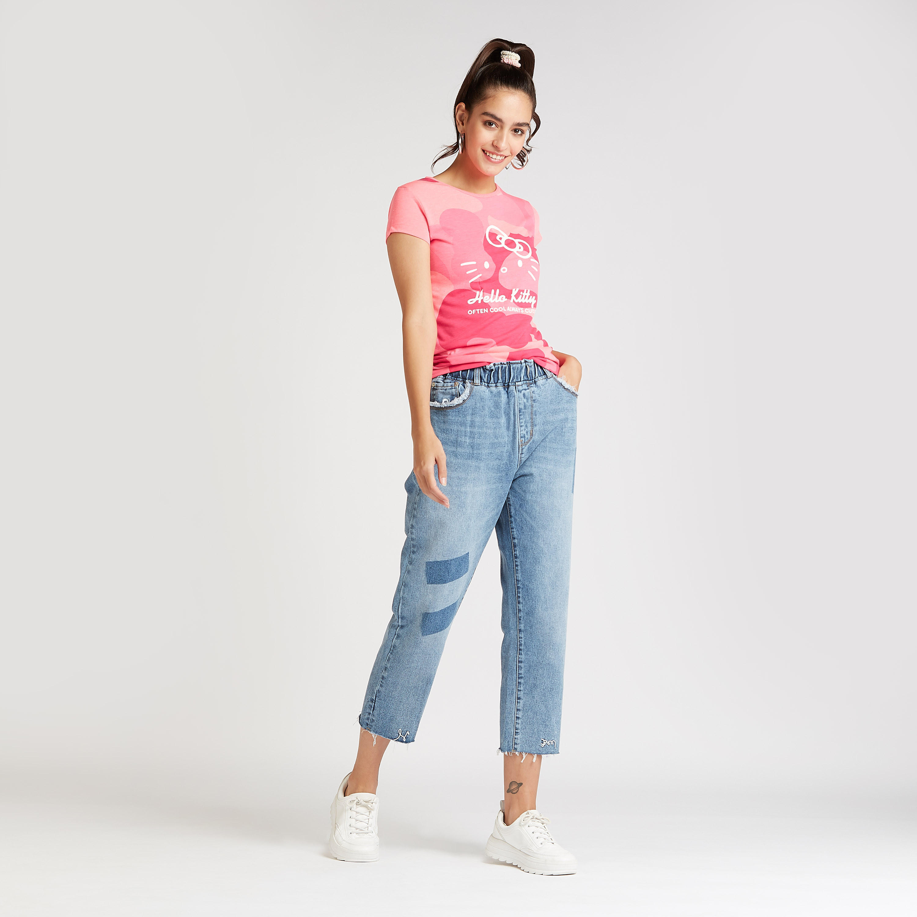 تيشيرت سكيني بياقة مستديرة وأكمام كاب وطبعات هالو كيتي-women-clothing-tshirts-image-2