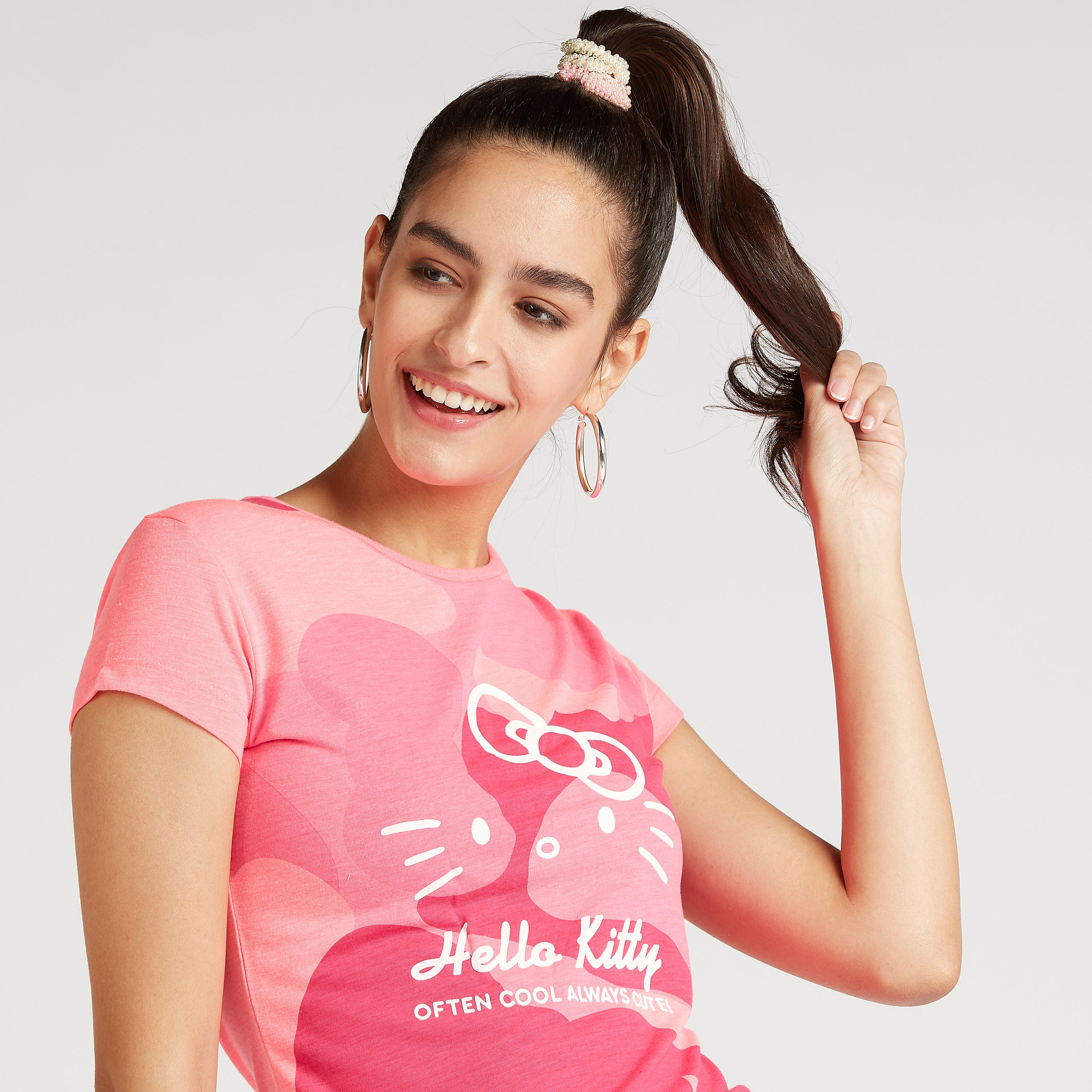 تيشيرت سكيني بياقة مستديرة وأكمام كاب وطبعات هالو كيتي-women-clothing-tshirts-image-3