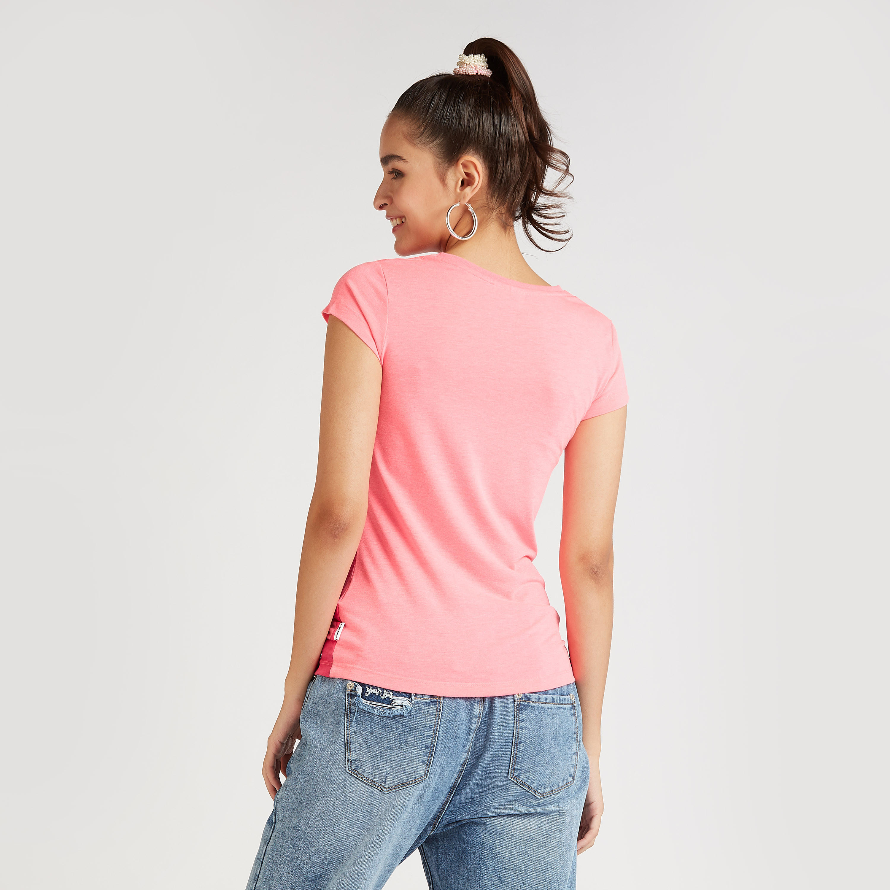 تيشيرت سكيني بياقة مستديرة وأكمام كاب وطبعات هالو كيتي-women-clothing-tshirts-image-4