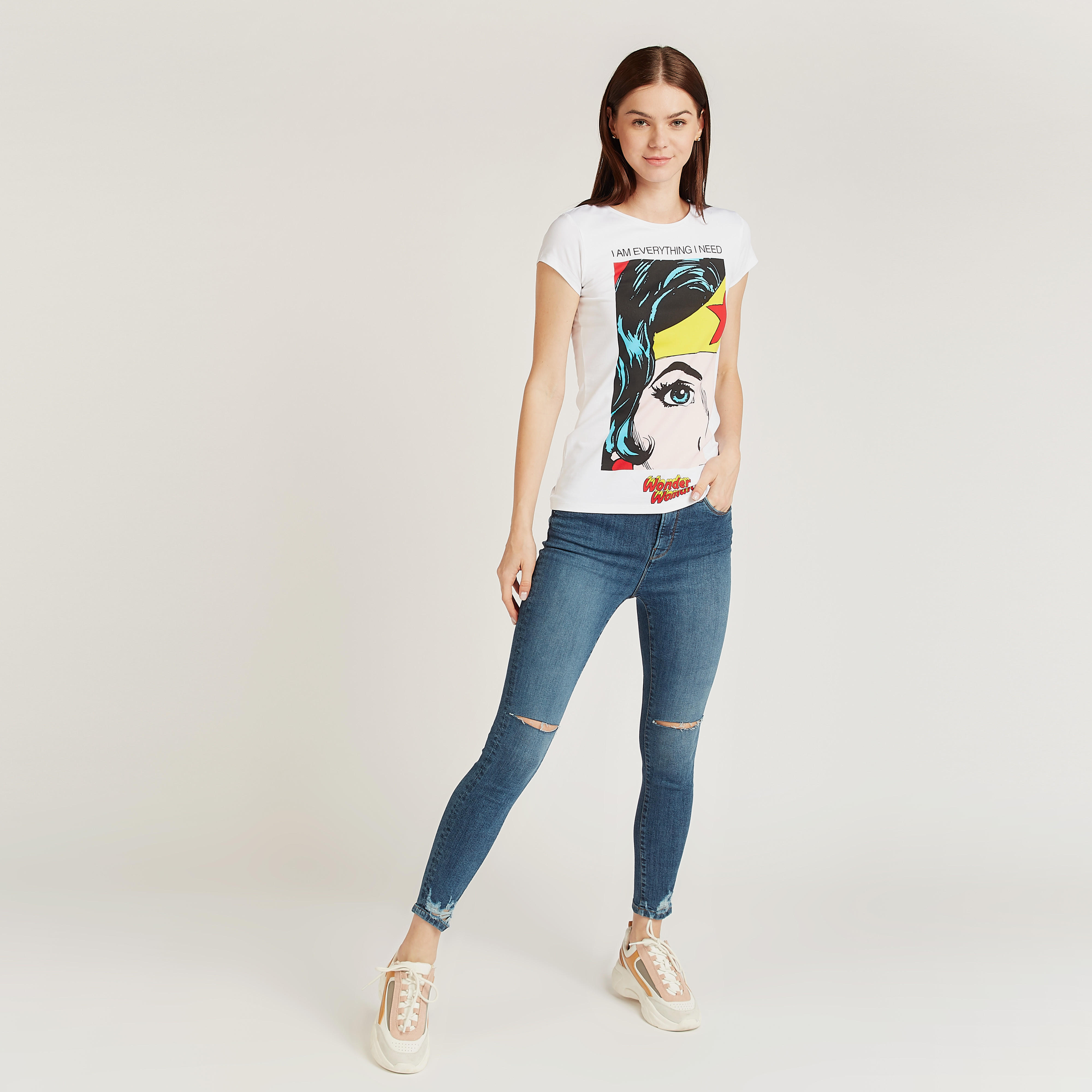 تيشيرت سكيني بياقة مستديرة وأكمام كاب وطبعات ووندر وومان-women-clothing-tshirts-image-2