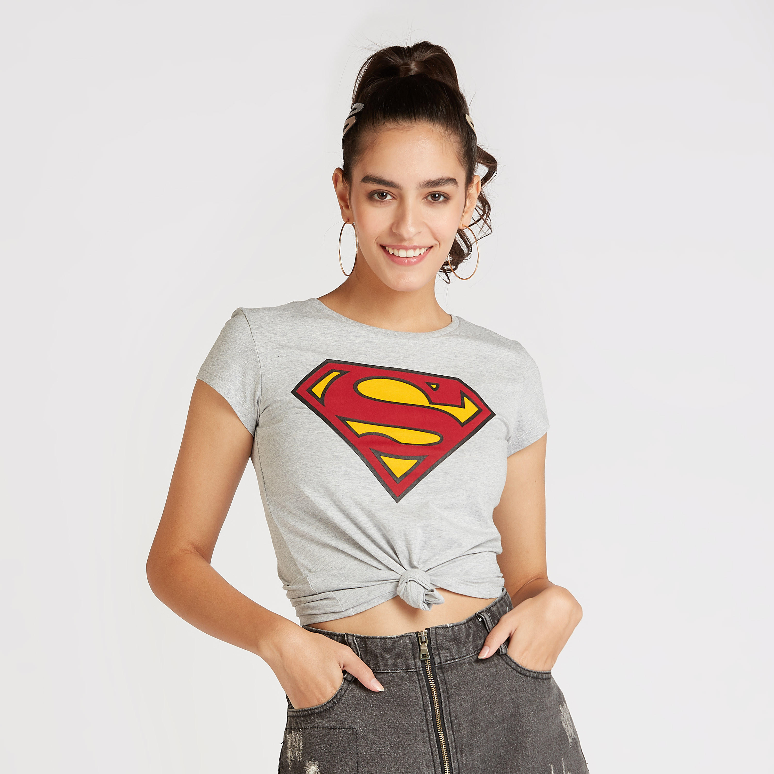 تيشيرت بقصة سكيني بياقة ضيقة وأكمام كاب وطبعات سوير مان-women-clothing-tshirts-image-1