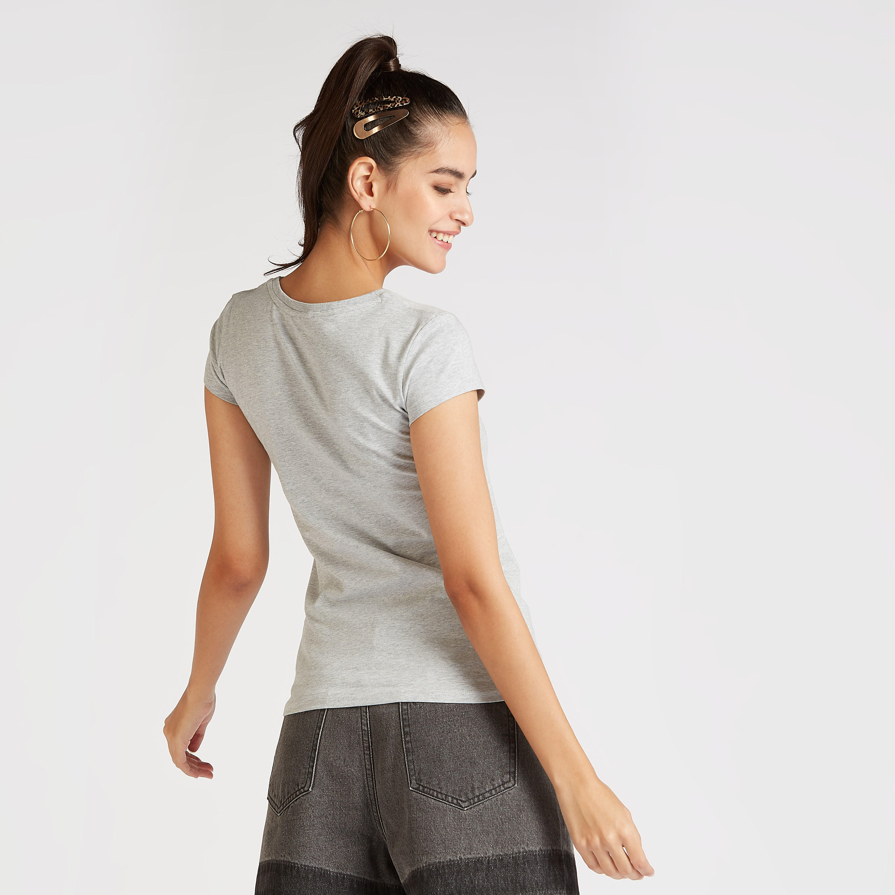 تيشيرت بقصة سكيني بياقة ضيقة وأكمام كاب وطبعات سوير مان-women-clothing-tshirts-image-4