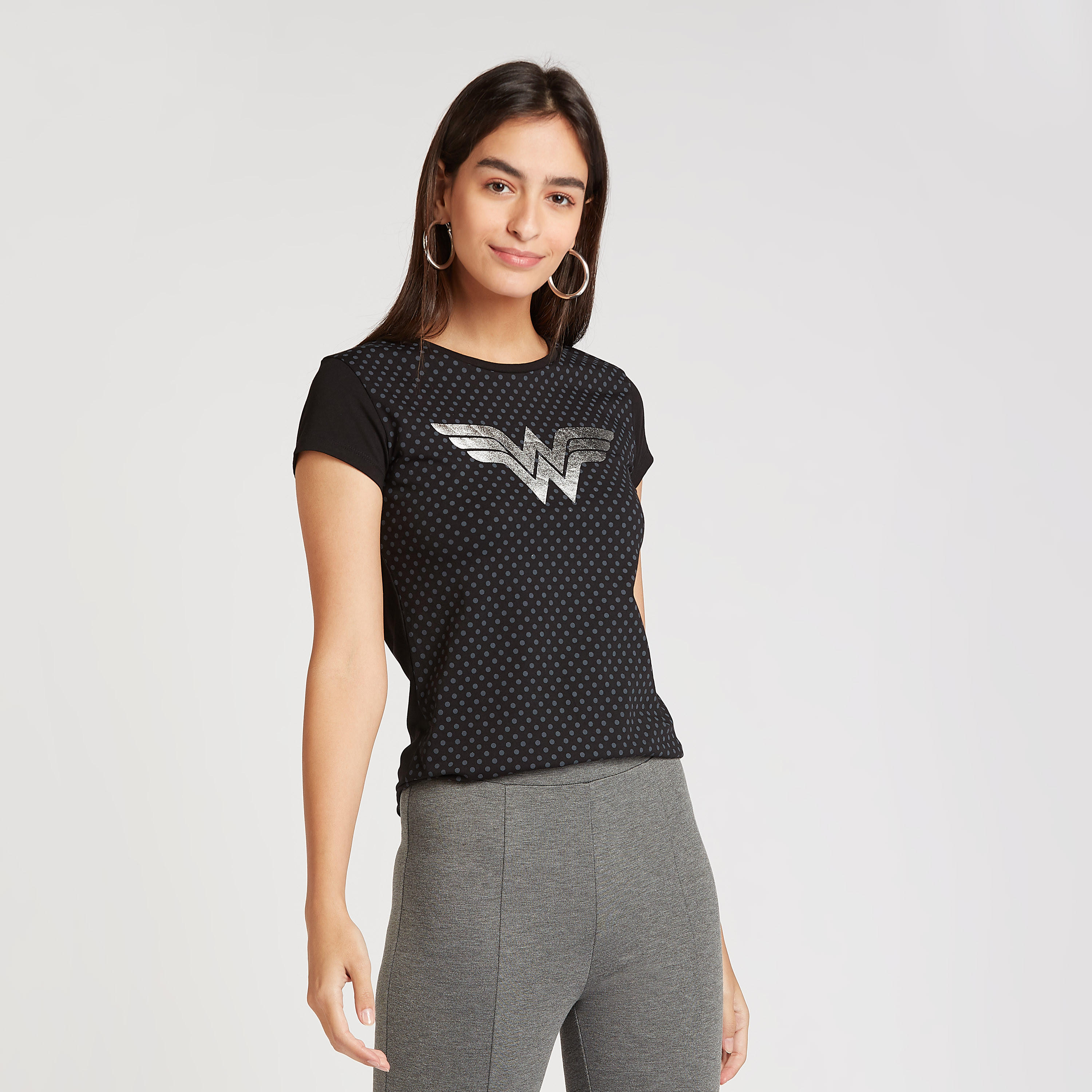 تيشيرت بقصة سكيني بياقة ضيّقة وأكمام كاب وطبعات واندر وامن-women-clothing-tshirts-image-1
