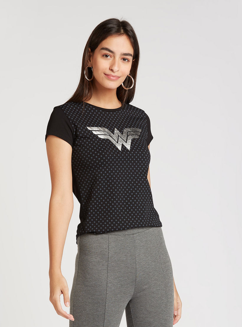 تيشيرت بقصة سكيني بياقة ضيّقة وأكمام كاب وطبعات واندر وامن-women-clothing-tshirts-image-1