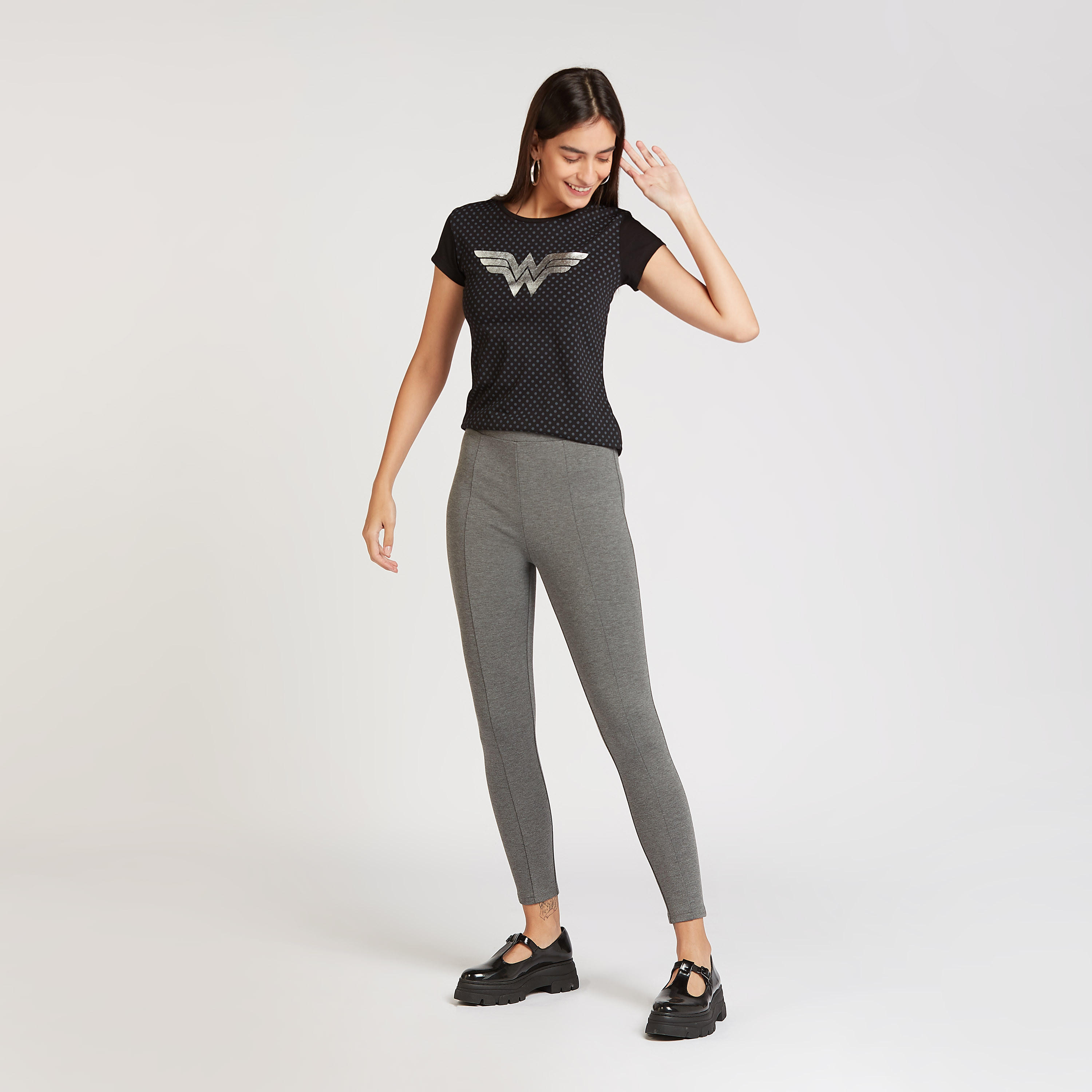 تيشيرت بقصة سكيني بياقة ضيّقة وأكمام كاب وطبعات واندر وامن-women-clothing-tshirts-image-2