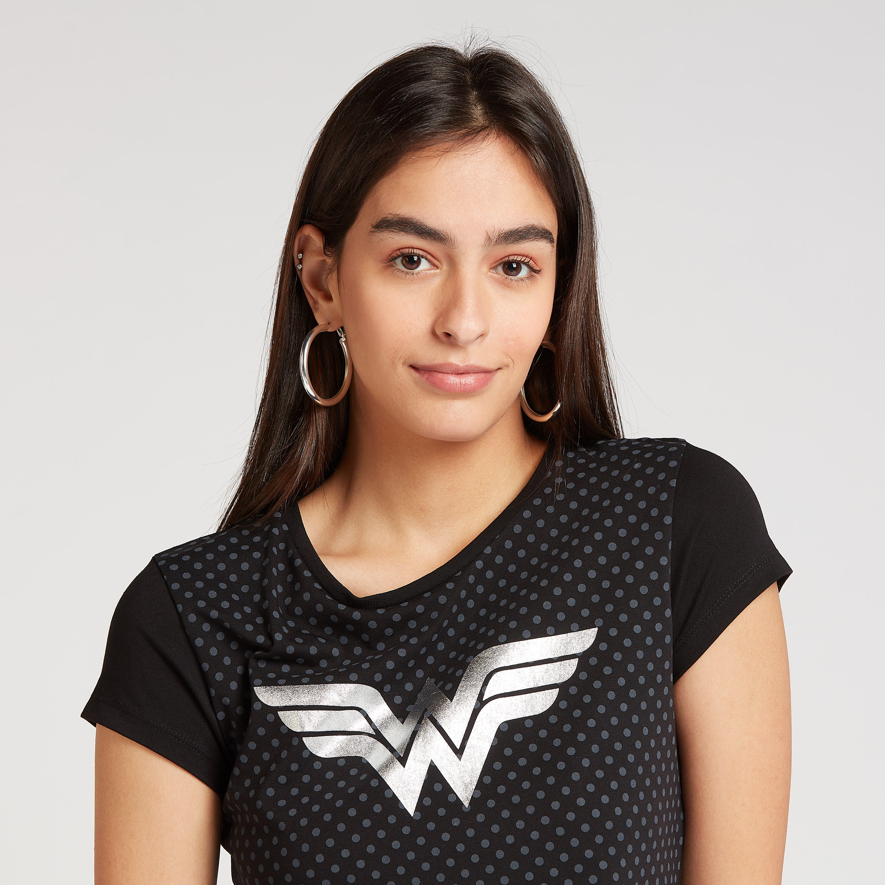 تيشيرت بقصة سكيني بياقة ضيّقة وأكمام كاب وطبعات واندر وامن-women-clothing-tshirts-image-3