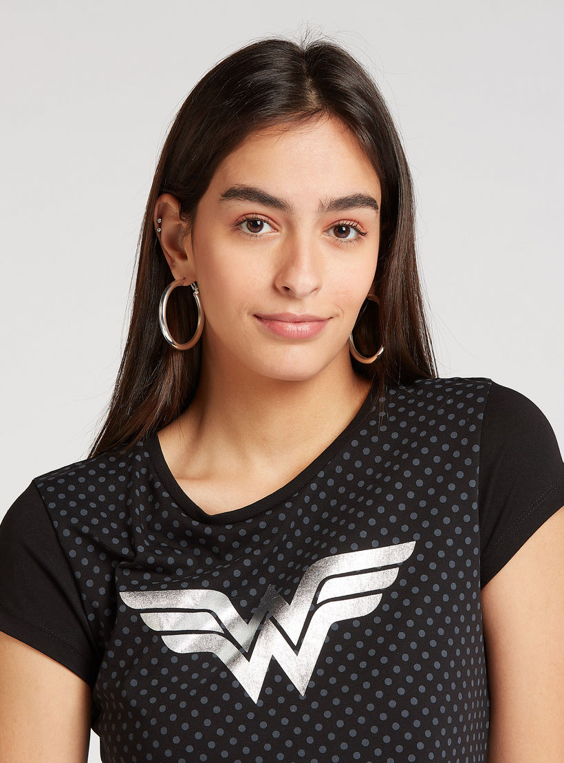 تيشيرت بقصة سكيني بياقة ضيّقة وأكمام كاب وطبعات واندر وامن-women-clothing-tshirts-image-3