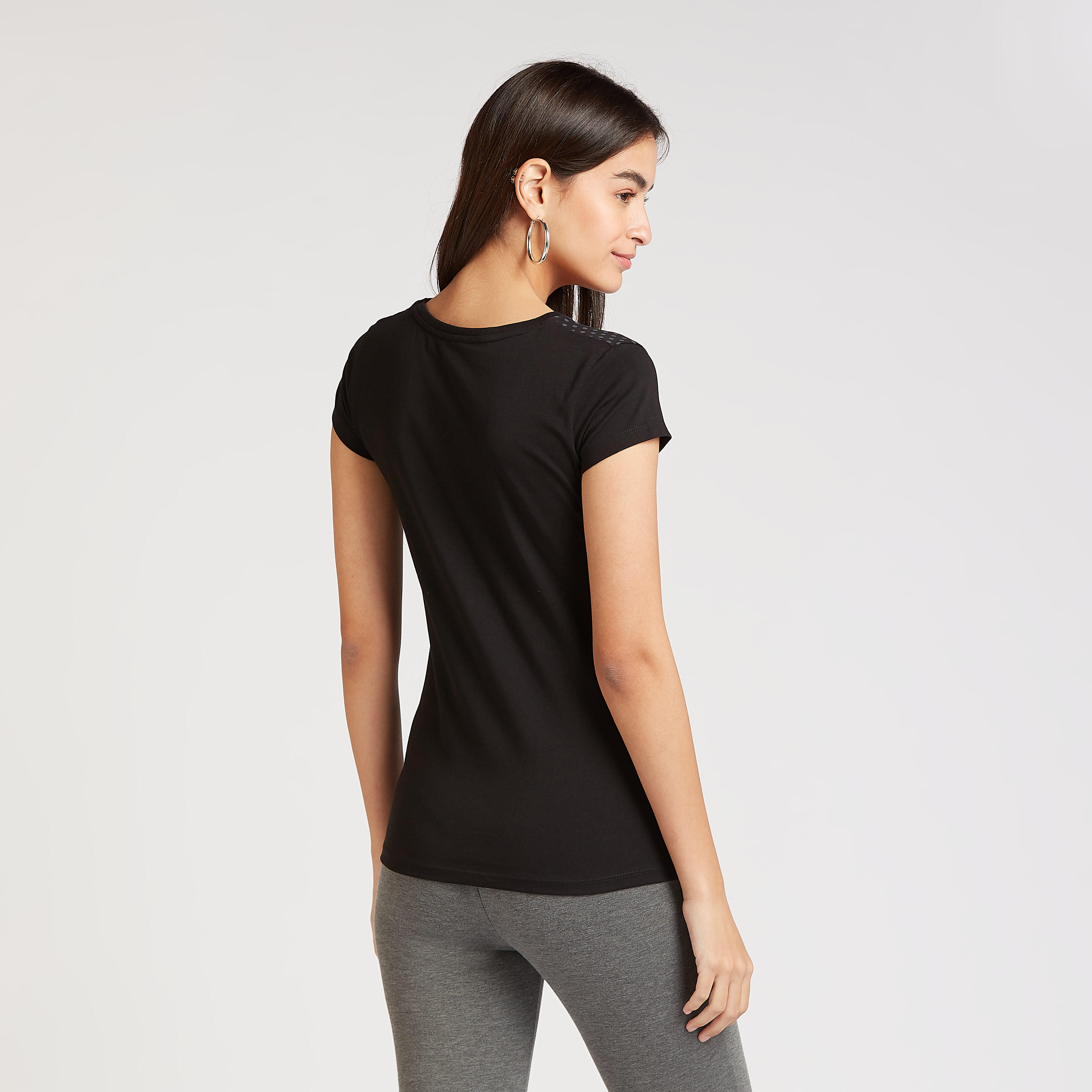 تيشيرت بقصة سكيني بياقة ضيّقة وأكمام كاب وطبعات واندر وامن-women-clothing-tshirts-image-4