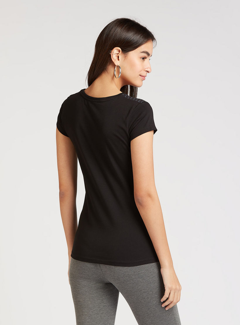 تيشيرت بقصة سكيني بياقة ضيّقة وأكمام كاب وطبعات واندر وامن-women-clothing-tshirts-image-4