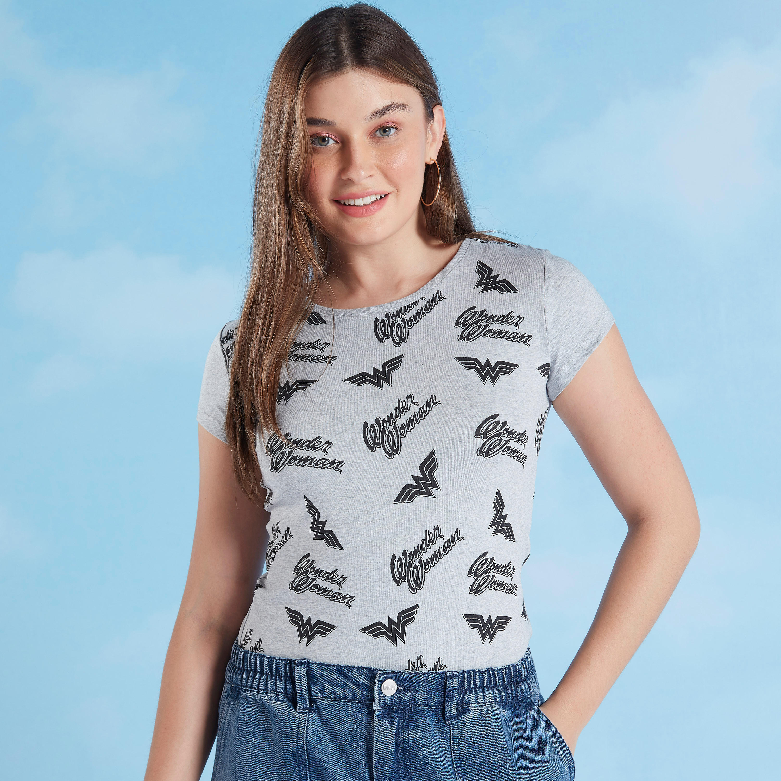 تيشيرت سكيني بطبعات واندر وامن بياقة مستديرة وأكمام كاب-women-clothing-tshirts-image-1