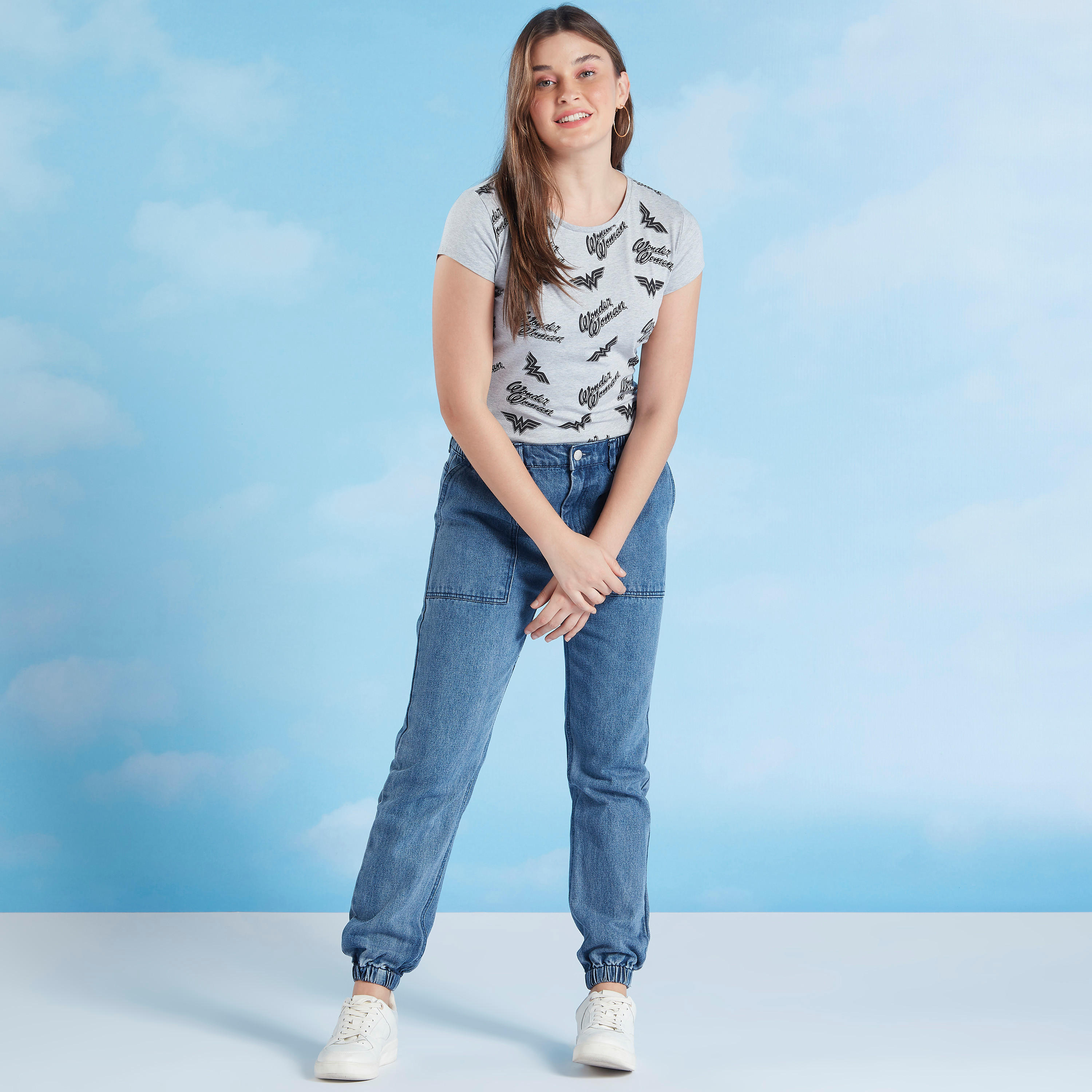 تيشيرت سكيني بطبعات واندر وامن بياقة مستديرة وأكمام كاب-women-clothing-tshirts-image-2