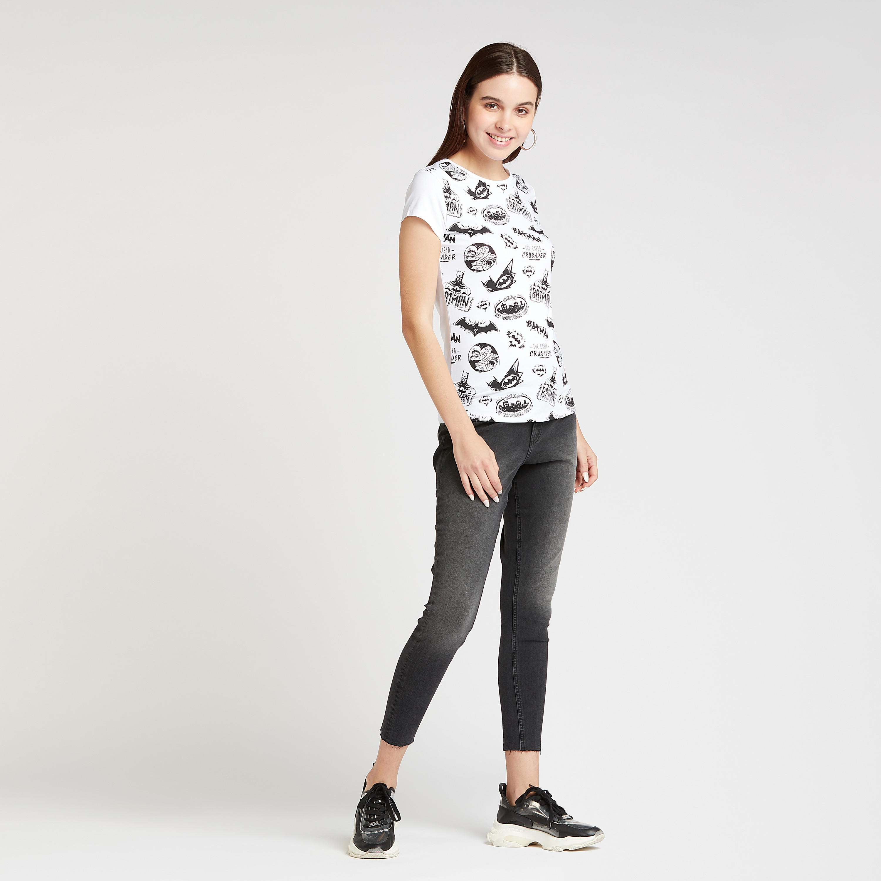 تيشيرت بقصّة سكيني وياقة مستديرة وأكمام كاب وطبعات باتمان-women-clothing-tshirts-image-2
