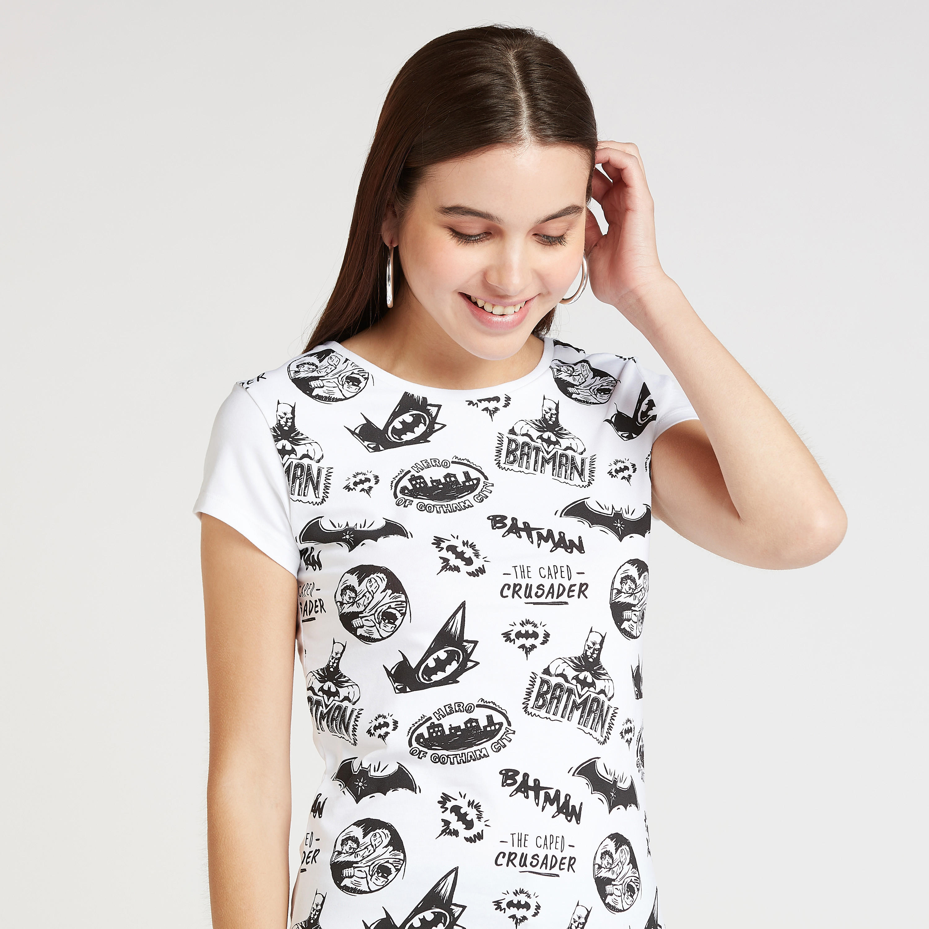 تيشيرت بقصّة سكيني وياقة مستديرة وأكمام كاب وطبعات باتمان-women-clothing-tshirts-image-3
