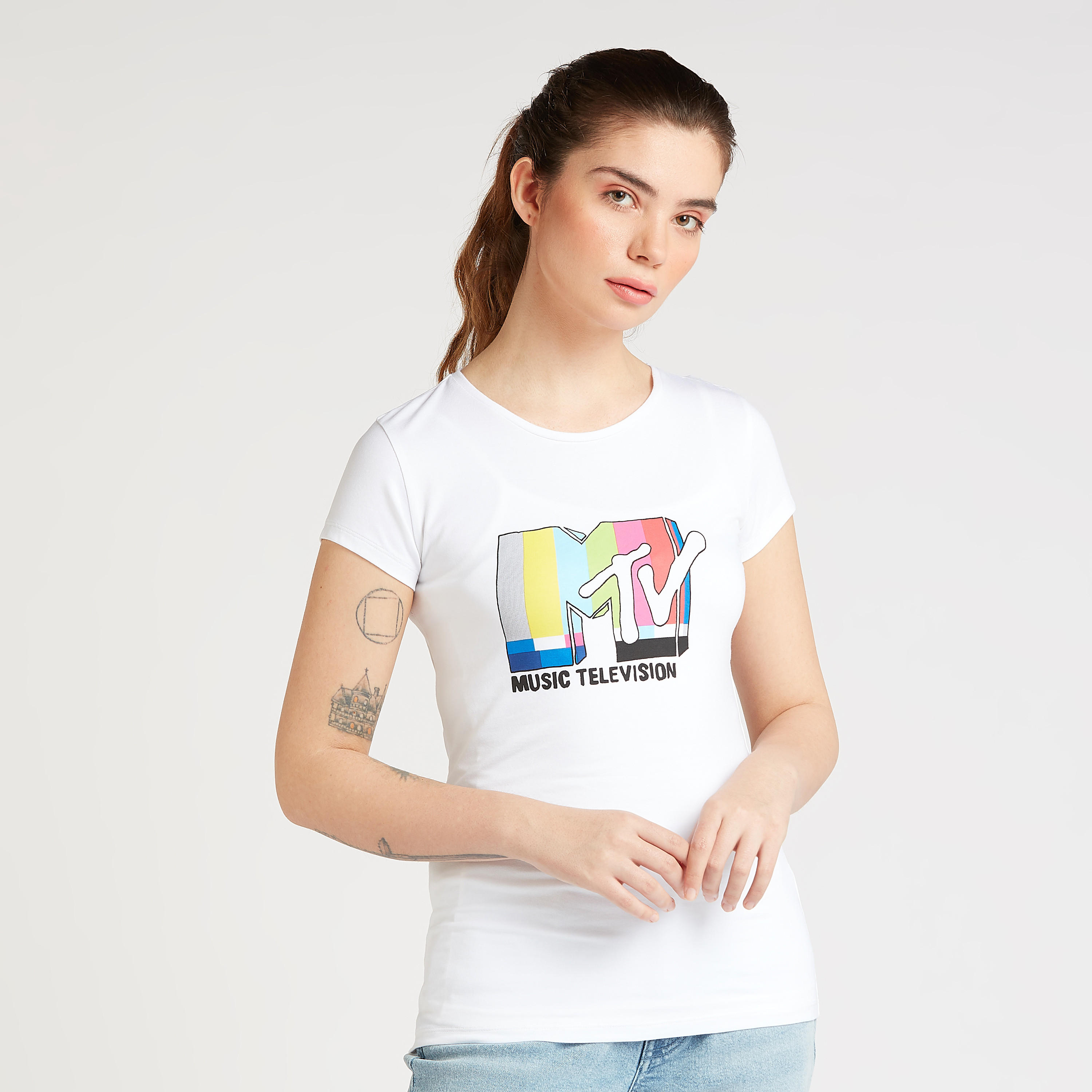 تيشيرت مستدام بياقة ضيّقة وأكمام كاب وطبعات-women-clothing-tshirts-image-1