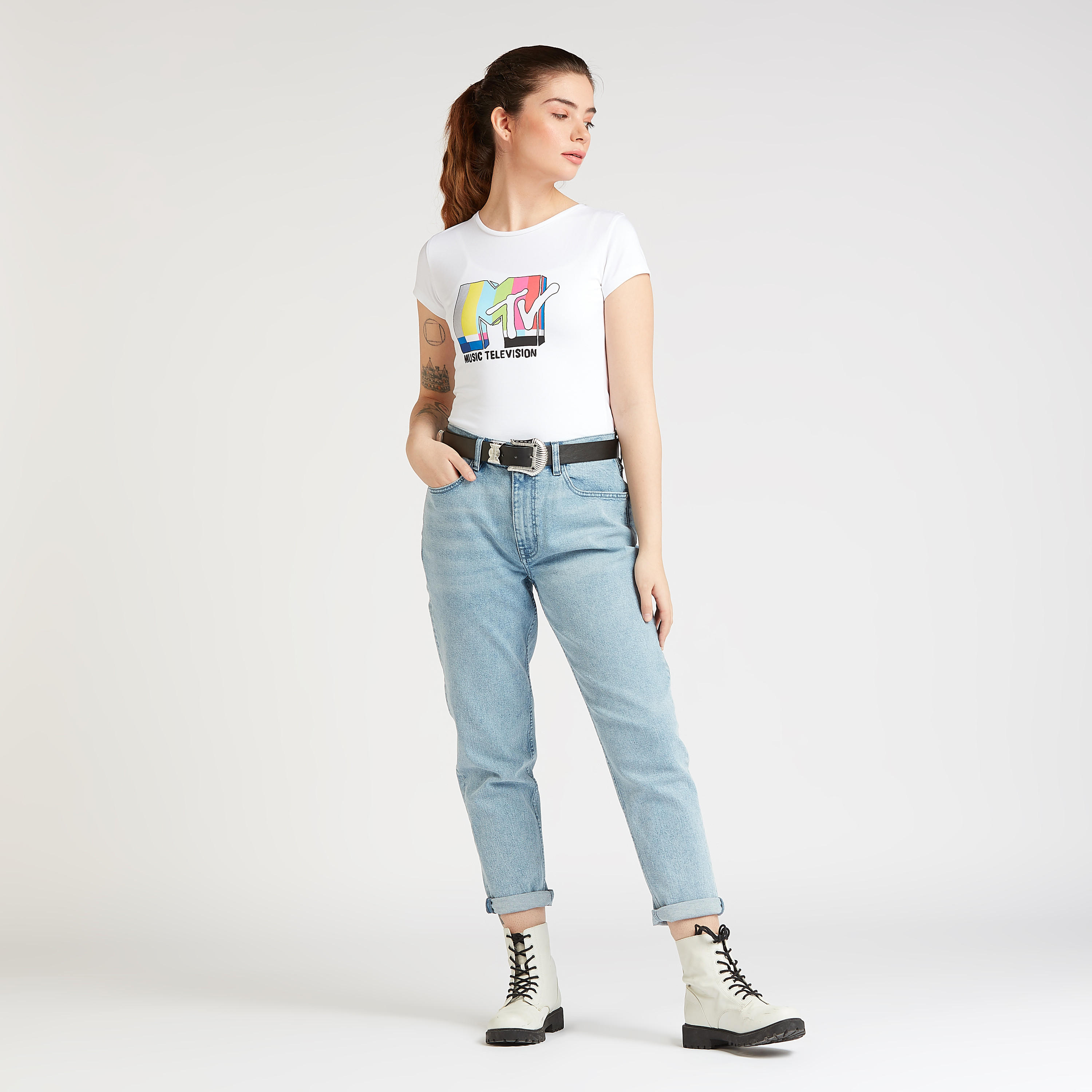 تيشيرت مستدام بياقة ضيّقة وأكمام كاب وطبعات-women-clothing-tshirts-image-2