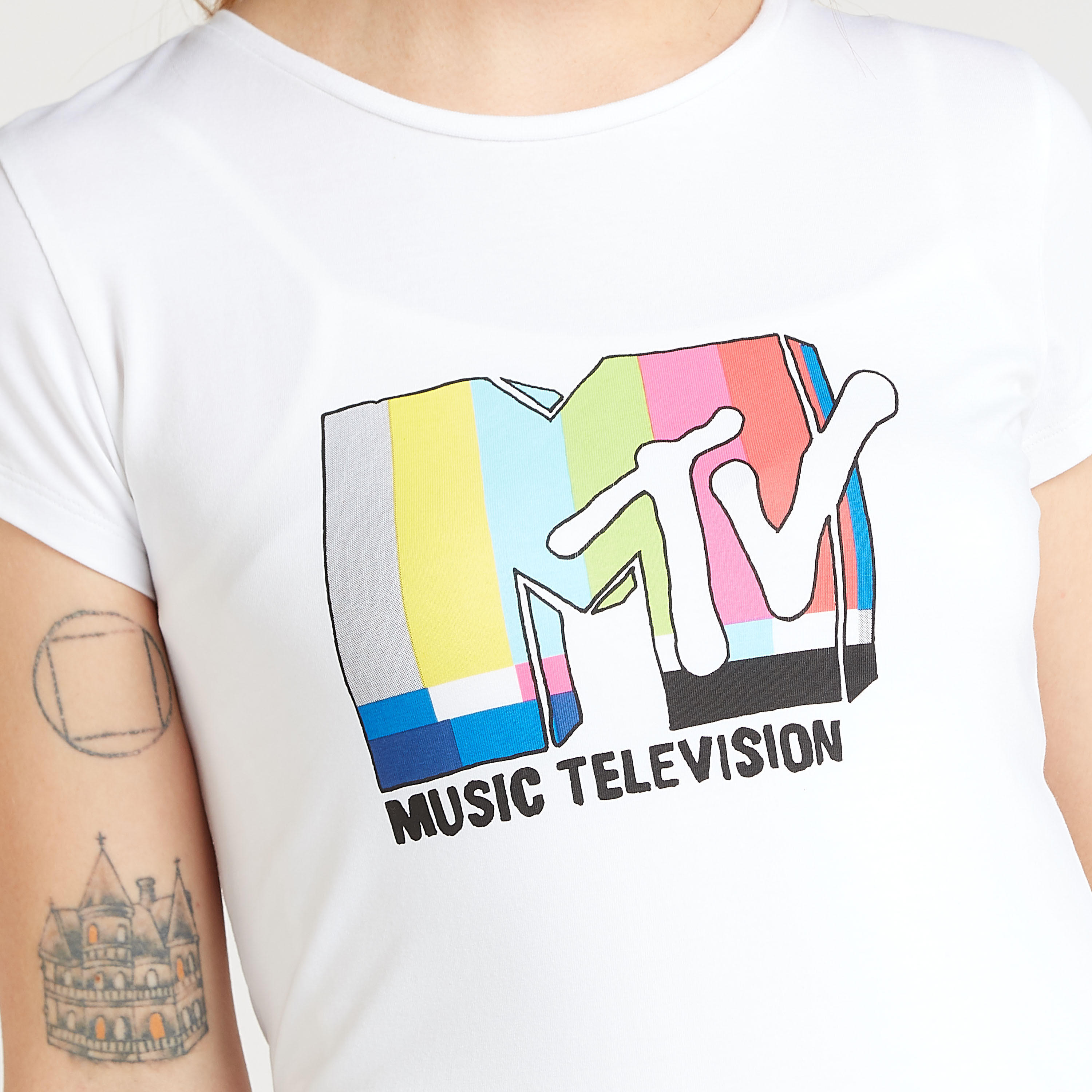 تيشيرت مستدام بياقة ضيّقة وأكمام كاب وطبعات-women-clothing-tshirts-image-3