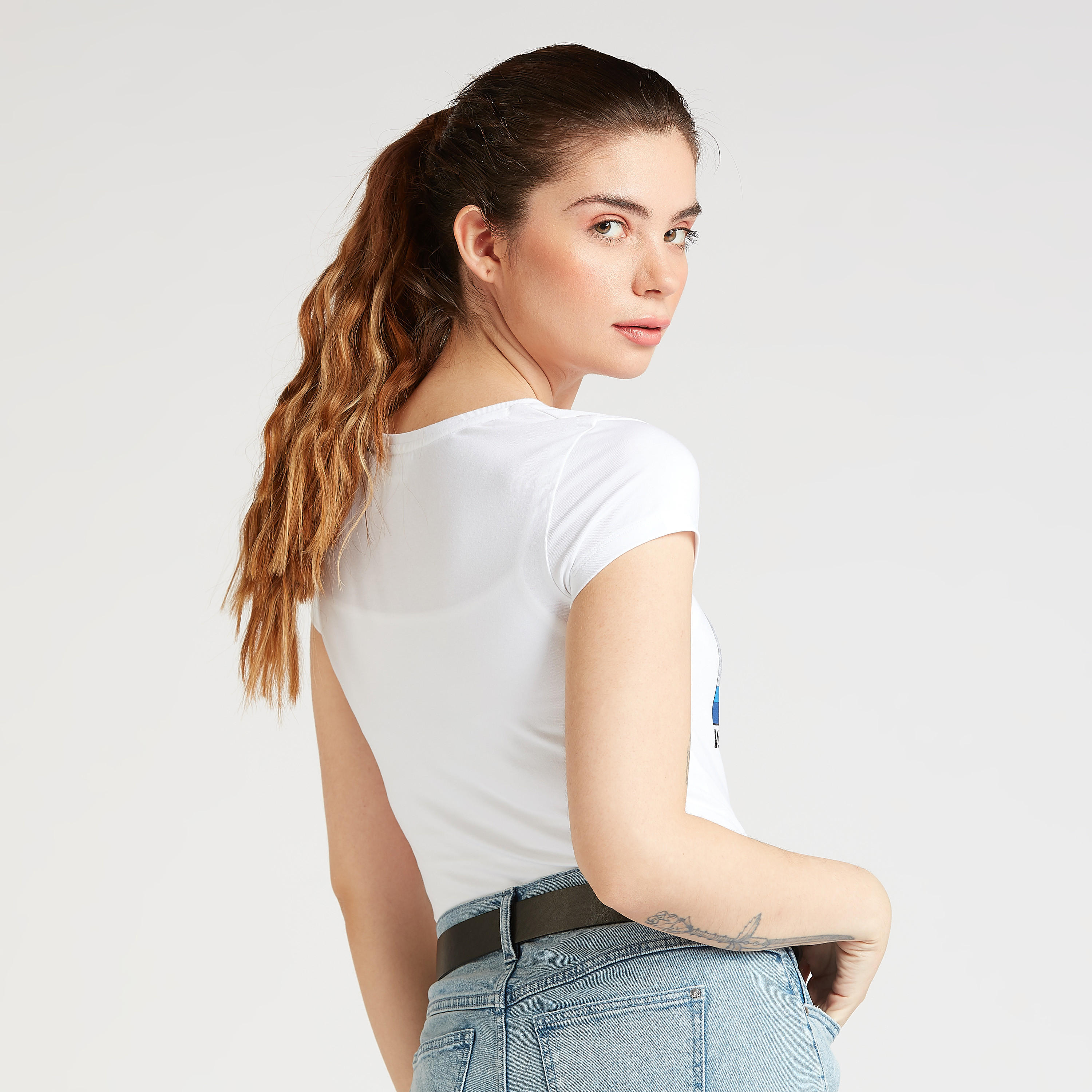 تيشيرت مستدام بياقة ضيّقة وأكمام كاب وطبعات-women-clothing-tshirts-image-4