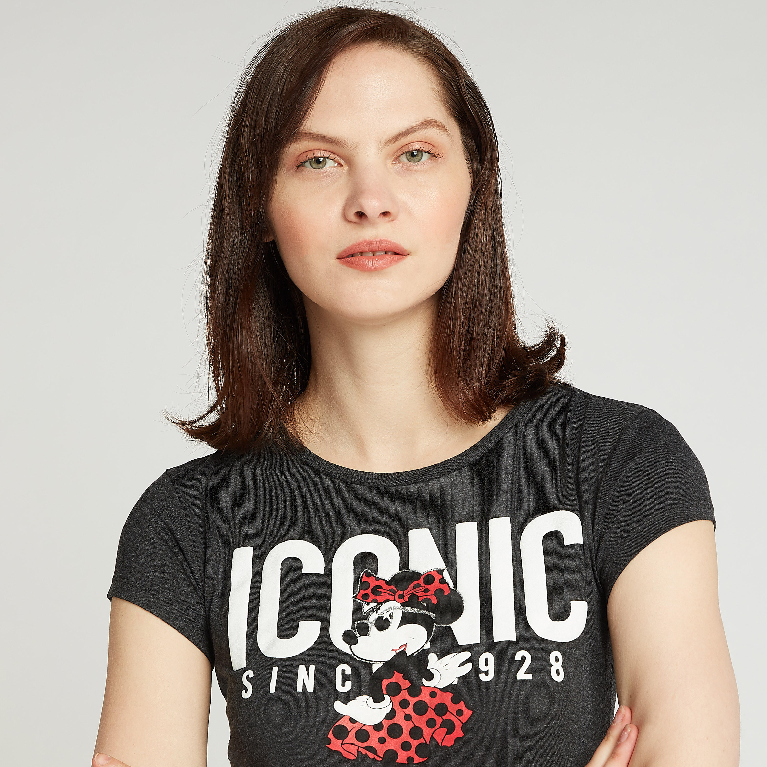 تيشيرت سكيني بياقة ضيّقة وأكمام كاب وطبعات ميني ماوس-women-clothing-tshirts-image-3