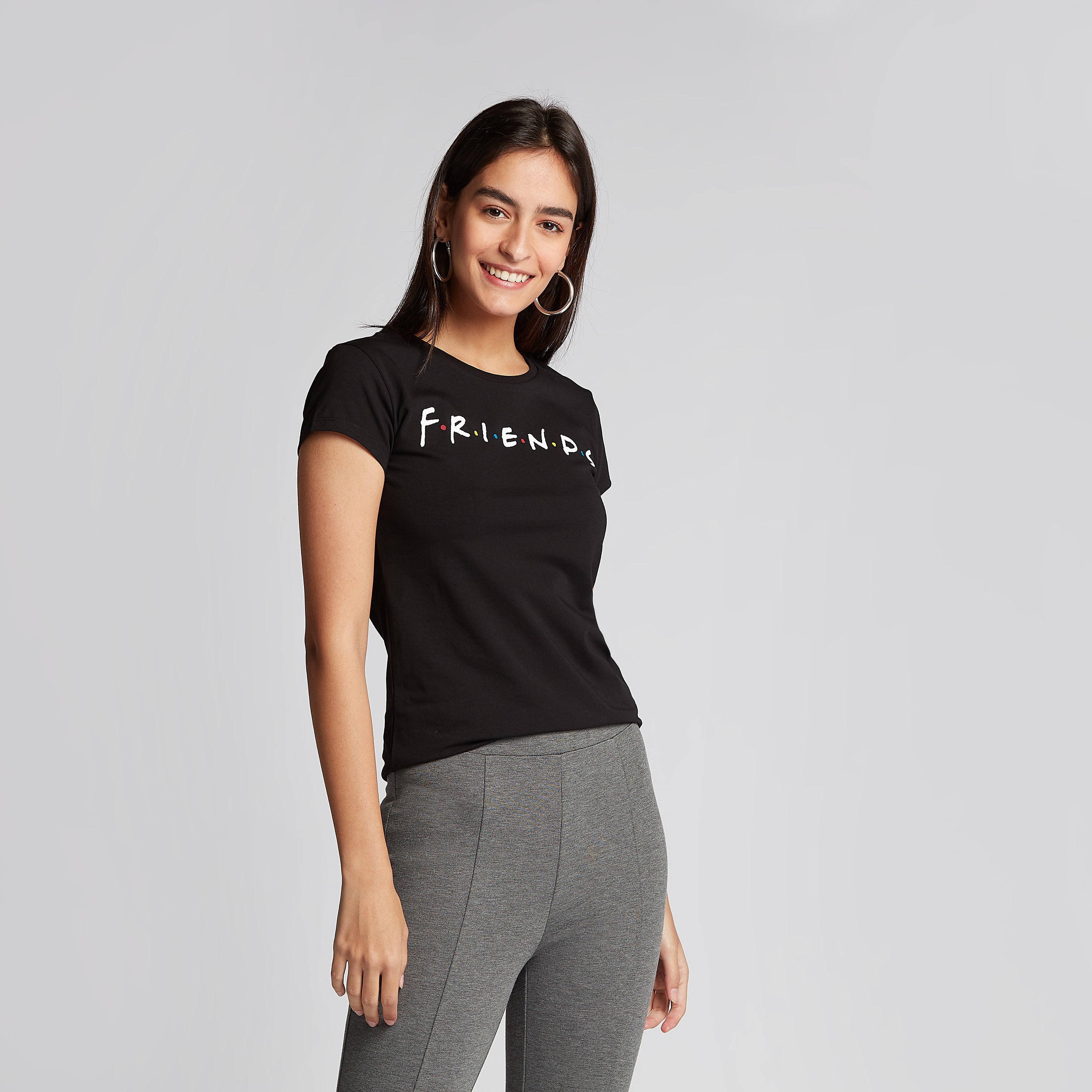 تيشيرت بقصة سكيني بياقة ضيقة وأكمام كاب وطبعات فريندز-women-clothing-tshirts-image-1