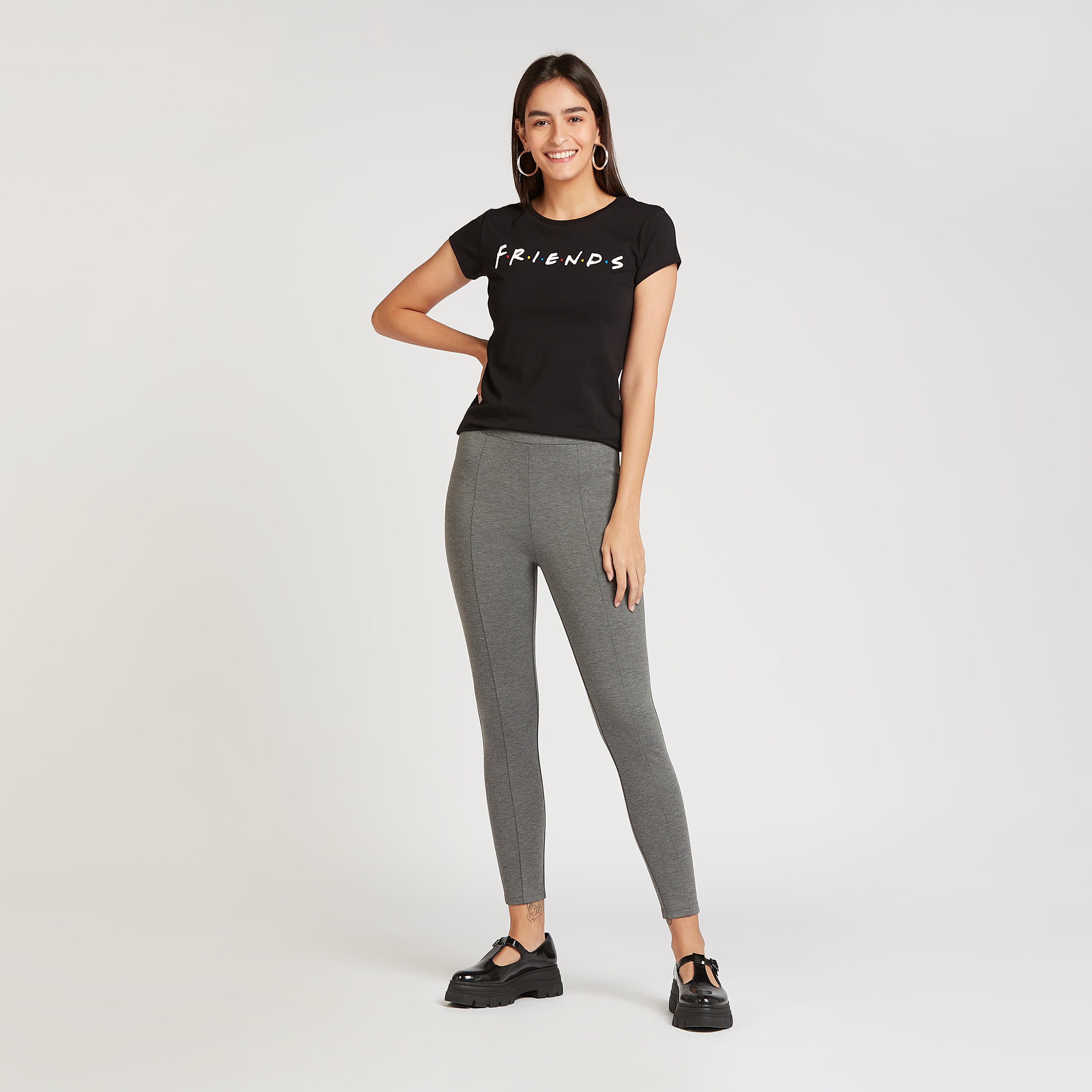 تيشيرت بقصة سكيني بياقة ضيقة وأكمام كاب وطبعات فريندز-women-clothing-tshirts-image-2