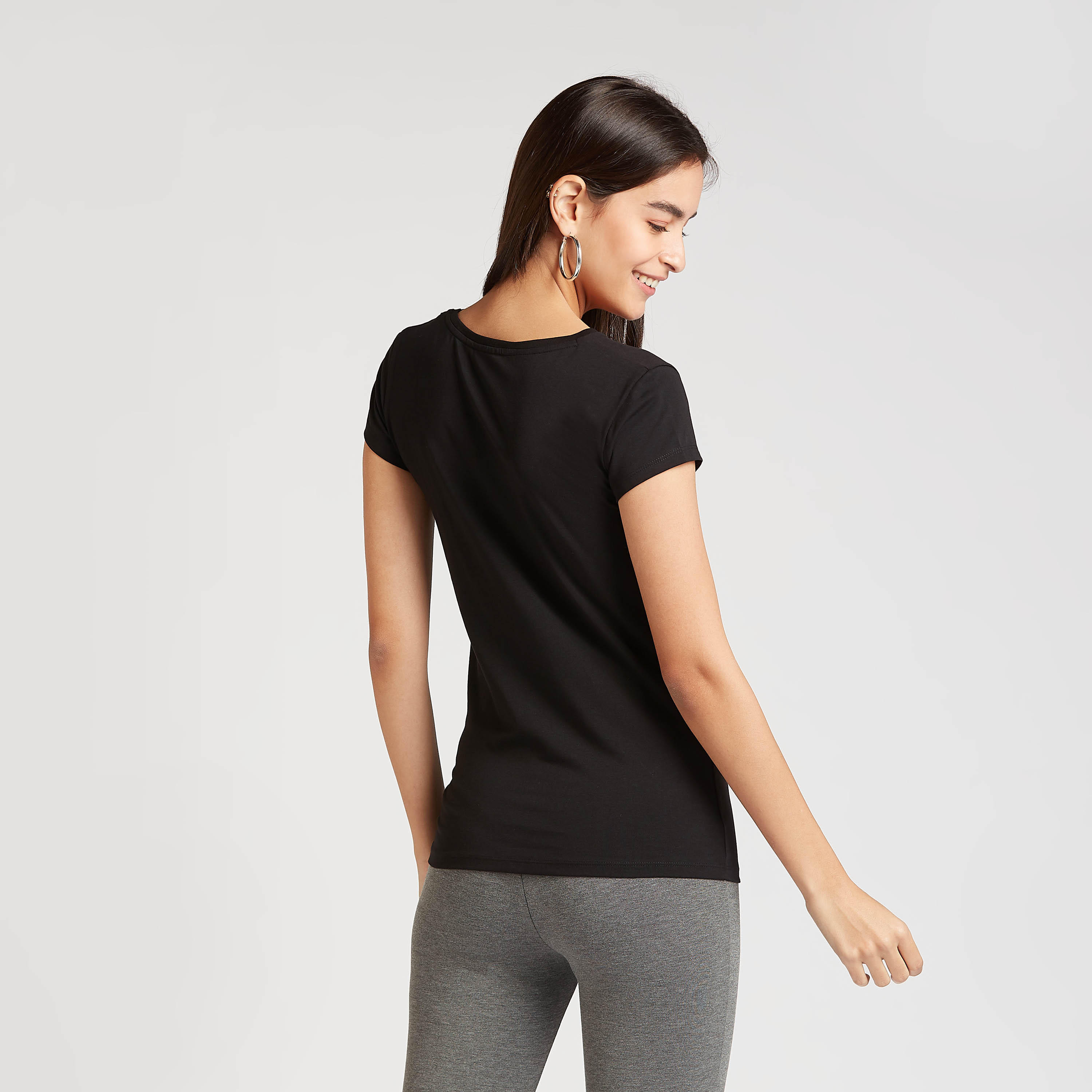 تيشيرت بقصة سكيني بياقة ضيقة وأكمام كاب وطبعات فريندز-women-clothing-tshirts-image-4