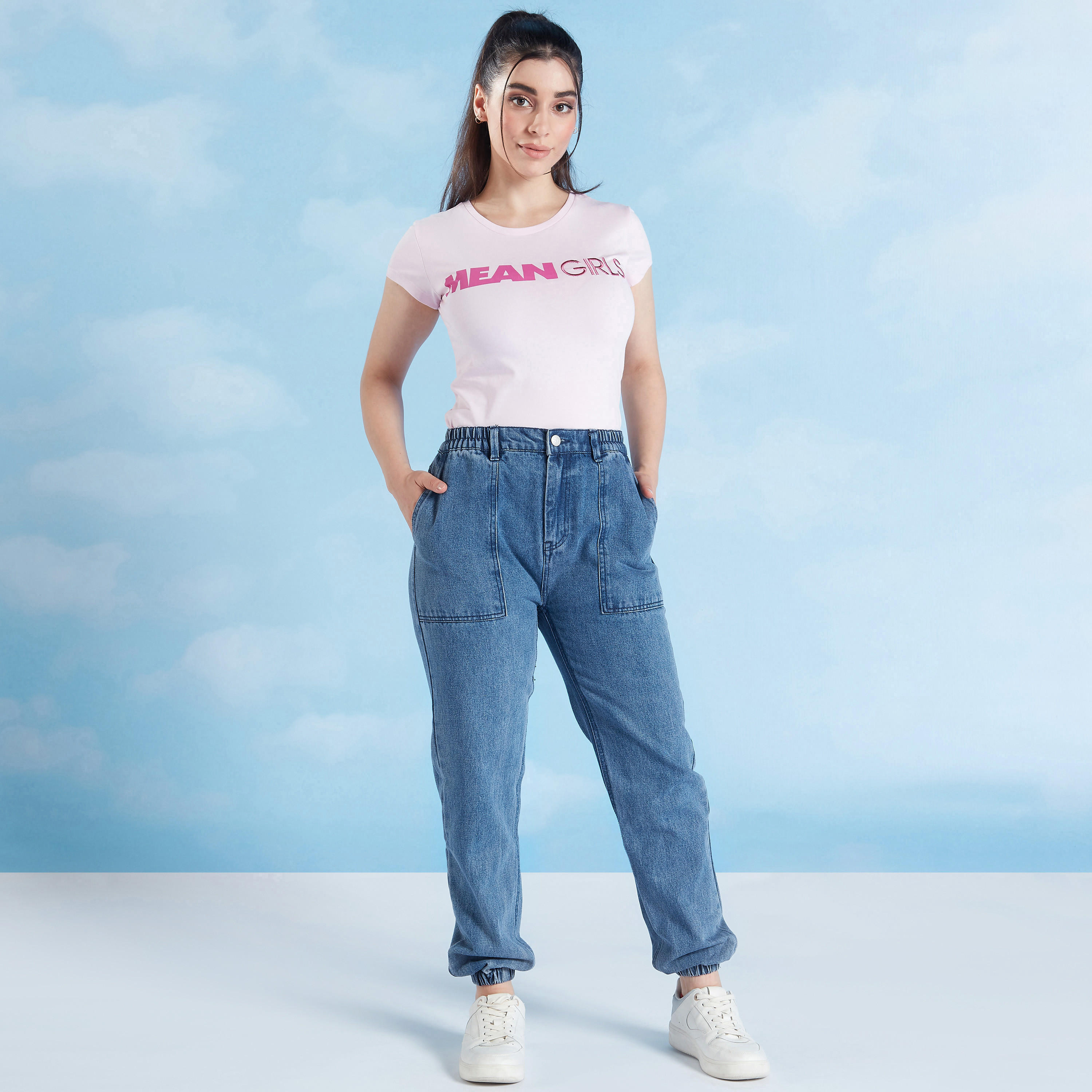 تيشيرت مطرّز بقصّة سكيني وياقة ضيقة وأكمام كاب-women-clothing-tshirts-image-2