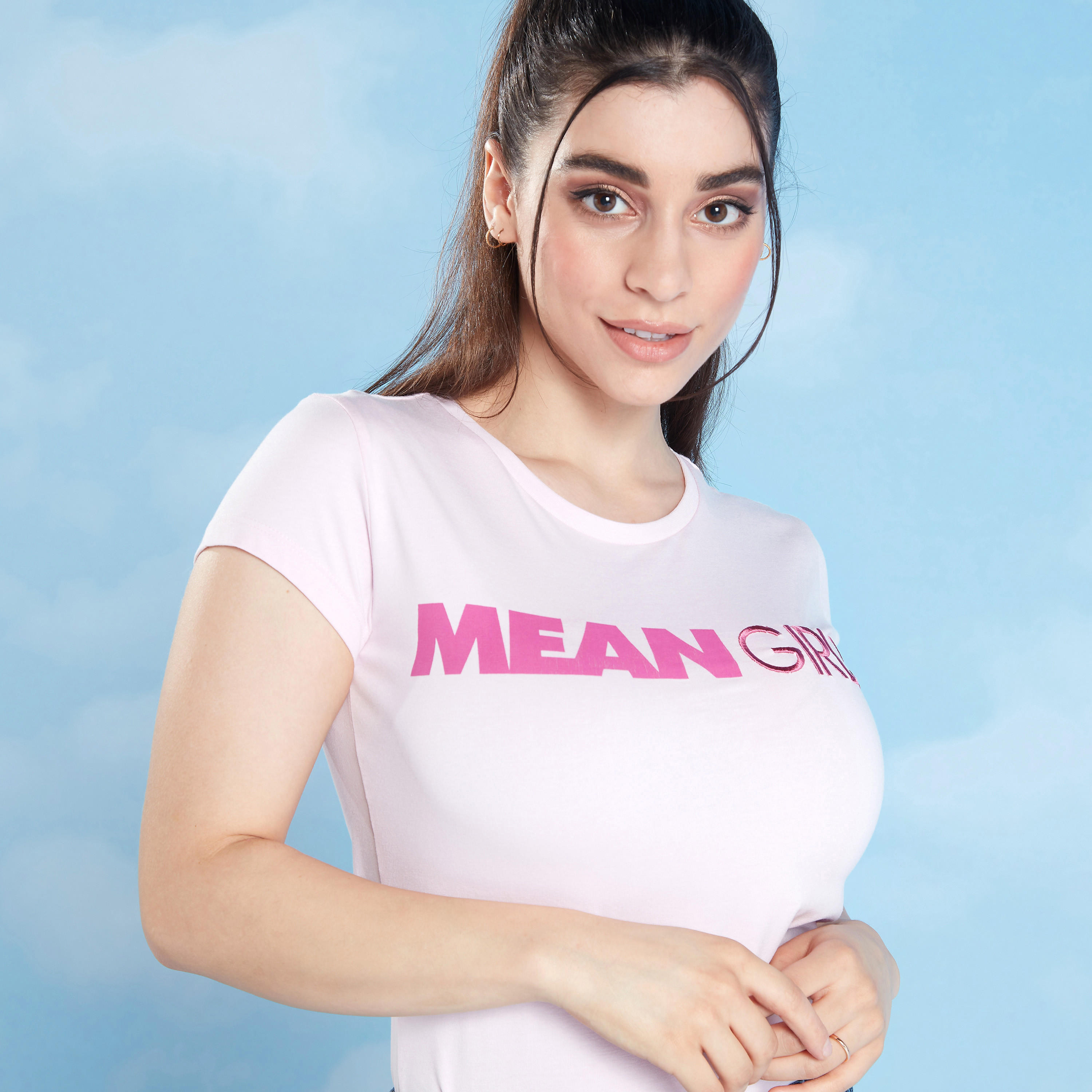 تيشيرت مطرّز بقصّة سكيني وياقة ضيقة وأكمام كاب-women-clothing-tshirts-image-3