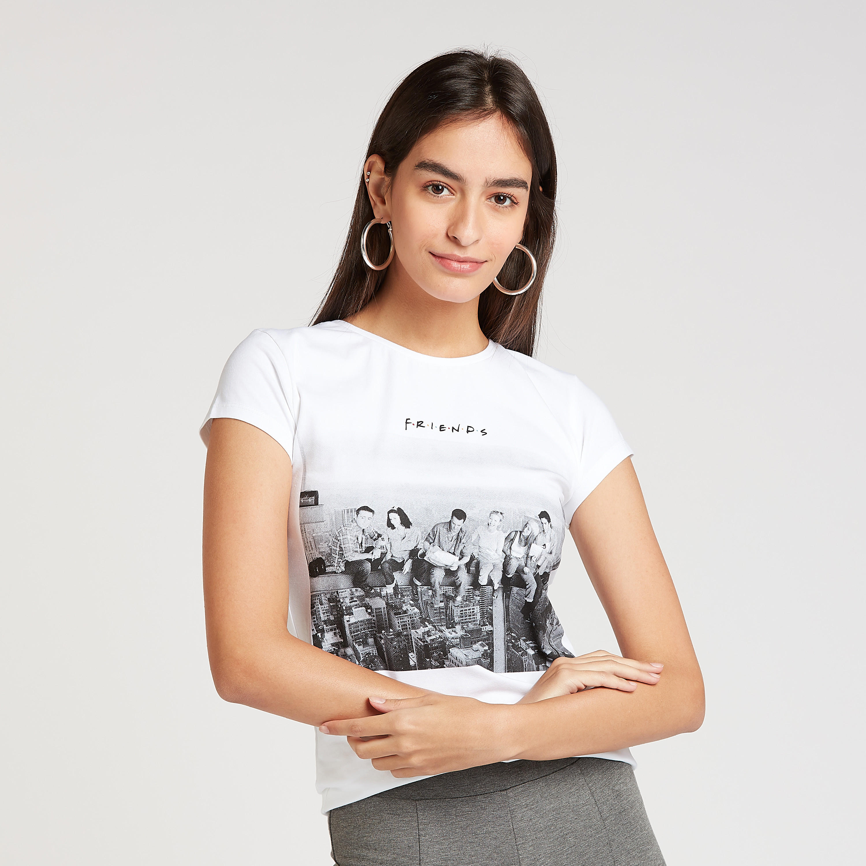 تيشيرت بقصة سكيني بياقة ضيقة وأكمام كاب وطبعات فريندز-women-clothing-tshirts-image-1