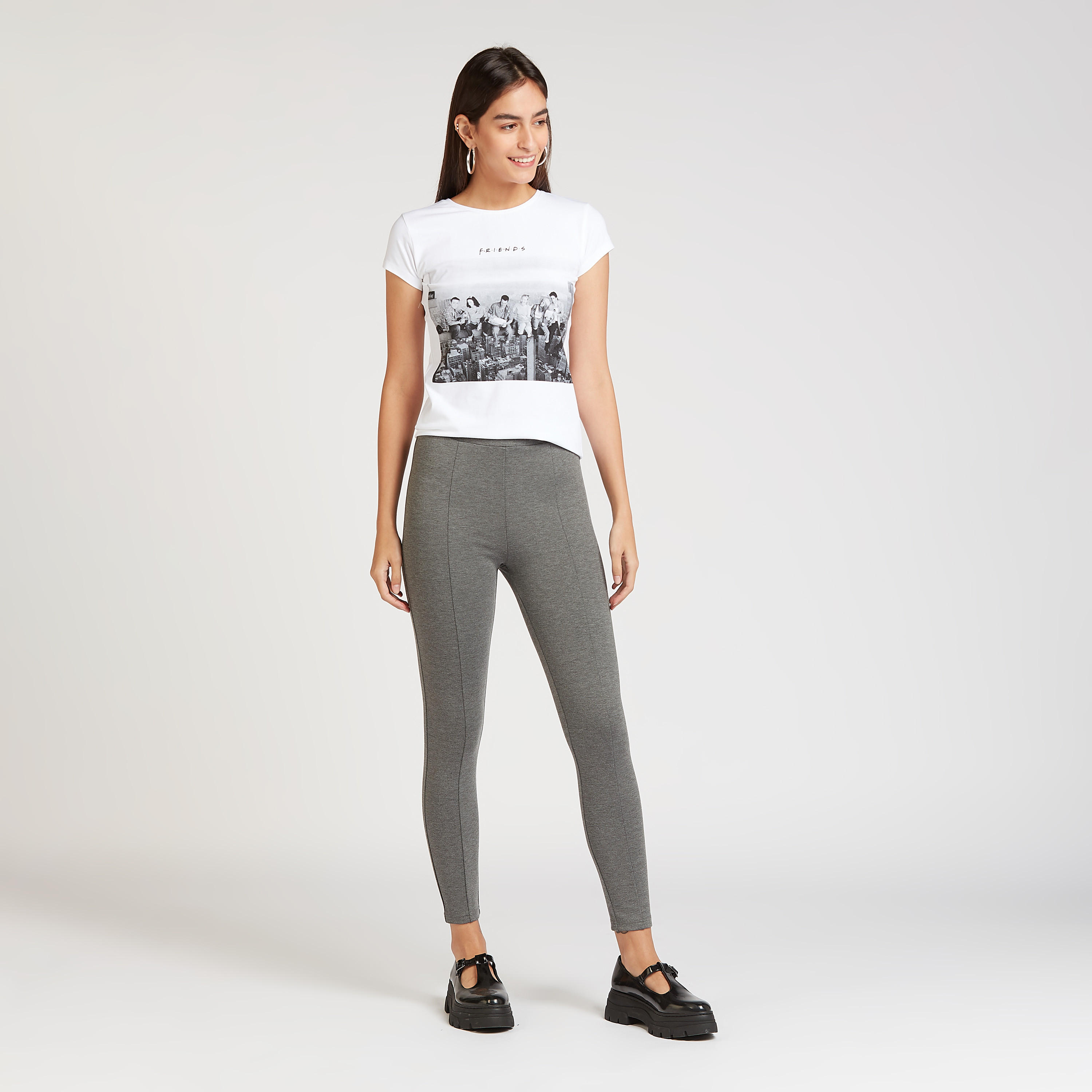 تيشيرت بقصة سكيني بياقة ضيقة وأكمام كاب وطبعات فريندز-women-clothing-tshirts-image-2