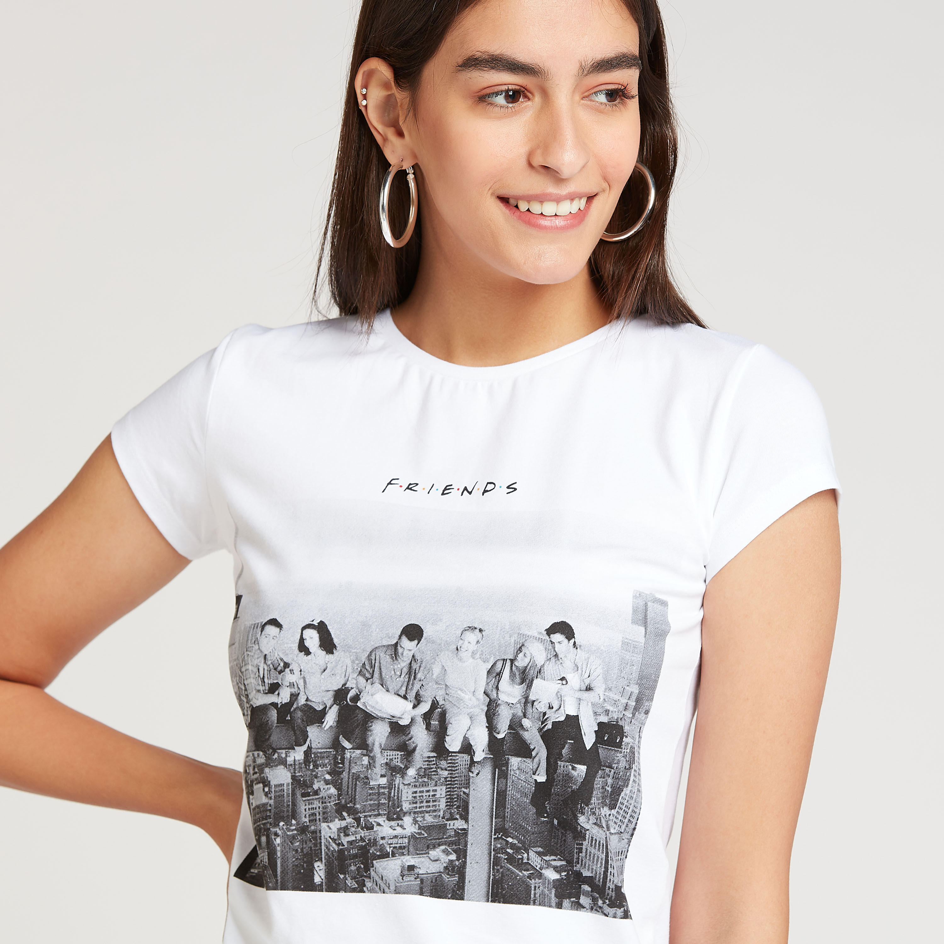 تيشيرت بقصة سكيني بياقة ضيقة وأكمام كاب وطبعات فريندز-women-clothing-tshirts-image-3