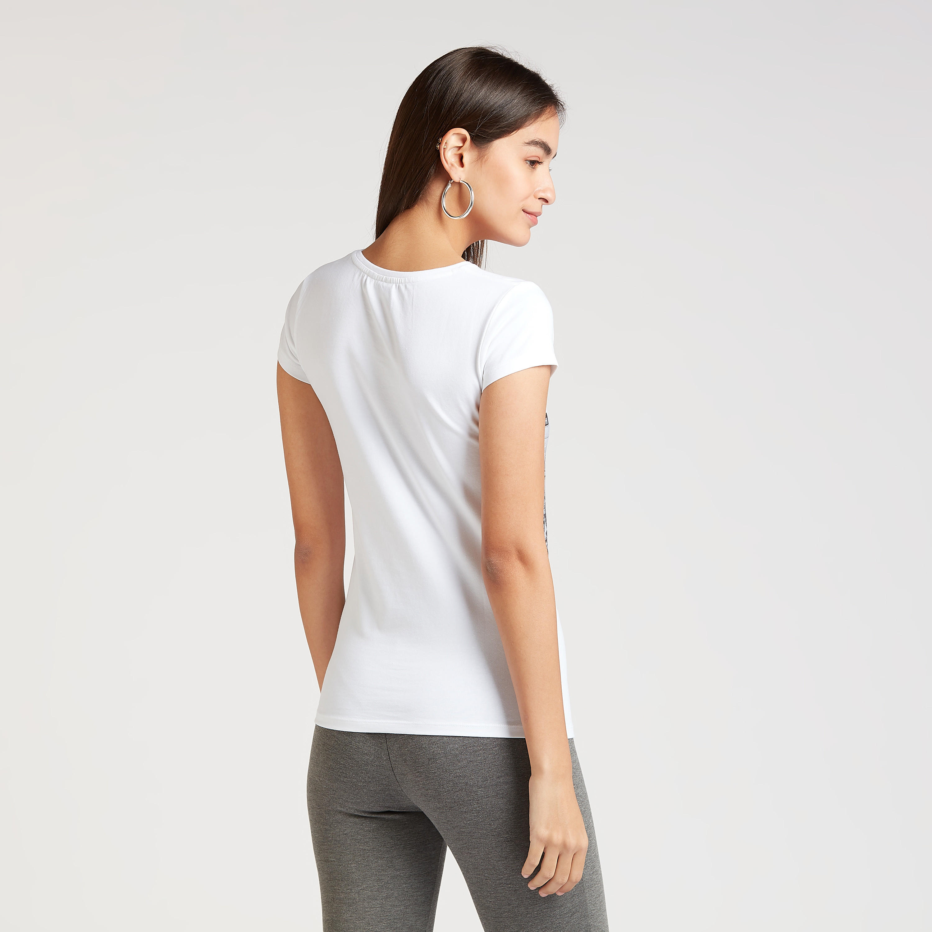 تيشيرت بقصة سكيني بياقة ضيقة وأكمام كاب وطبعات فريندز-women-clothing-tshirts-image-4