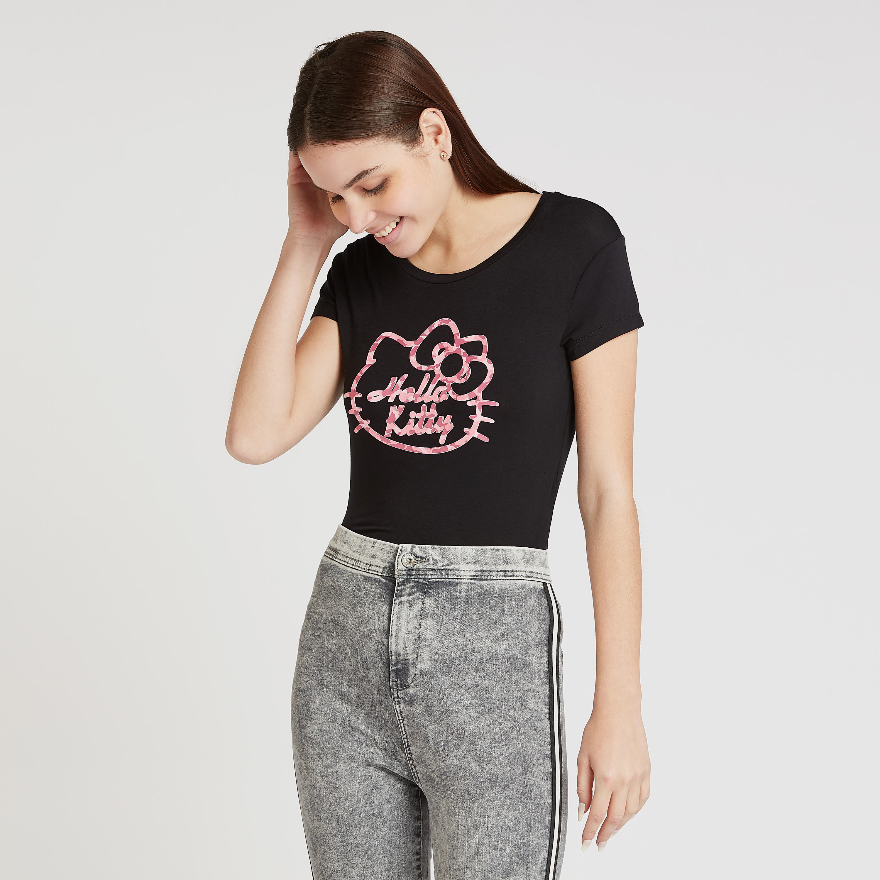 تيشيرت سكيني بياقة مستديرة وأكمام قصيرة وطبعات هالو كيتي-women-clothing-tshirts-image-3