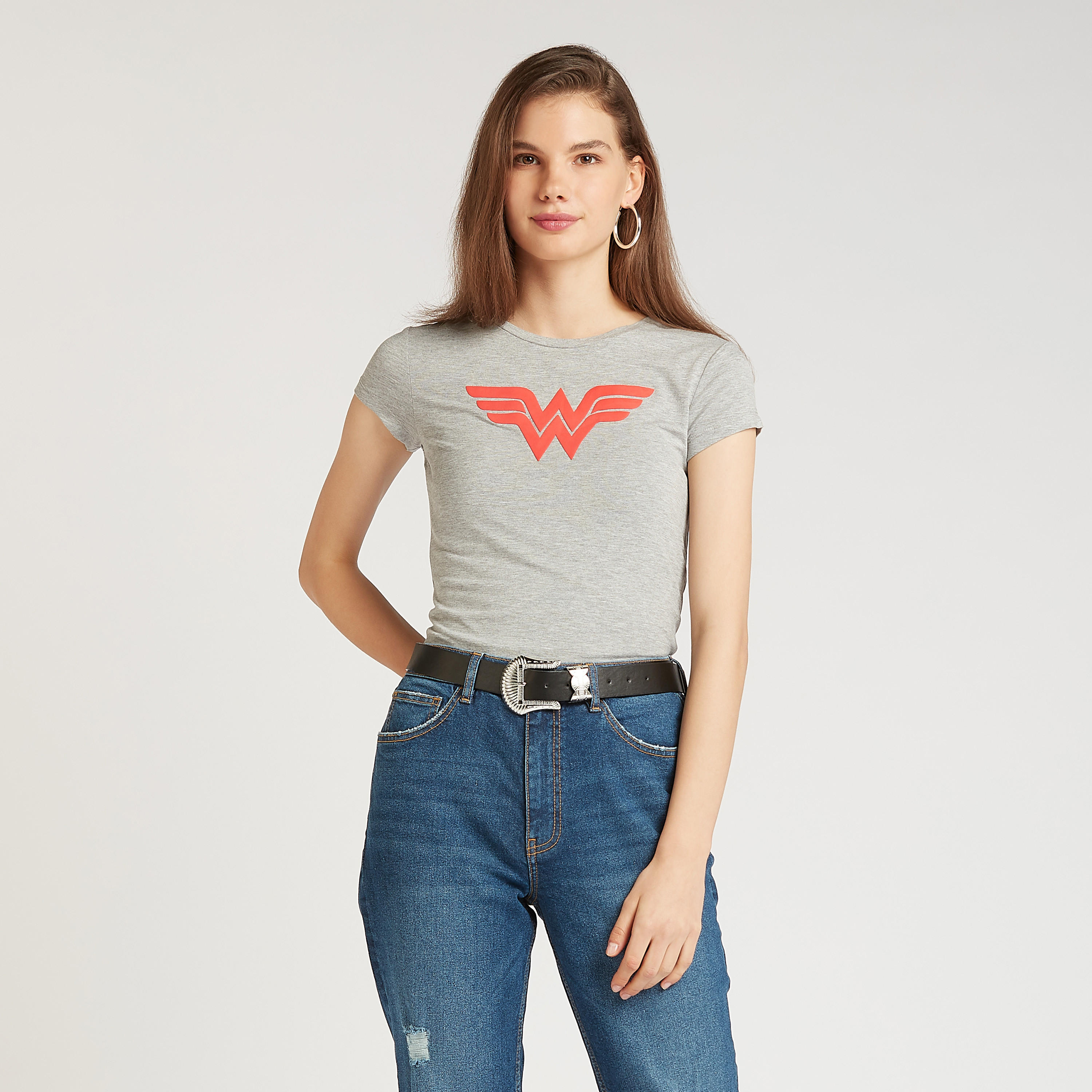 تيشيرت بقصة سكيني بياقة ضيّقة وأكمام كاب وطبعات واندر مان-women-clothing-tshirts-image-1