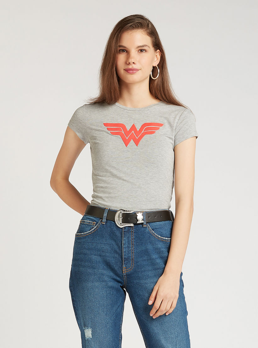 تيشيرت بقصة سكيني بياقة ضيّقة وأكمام كاب وطبعات واندر مان-women-clothing-tshirts-image-1