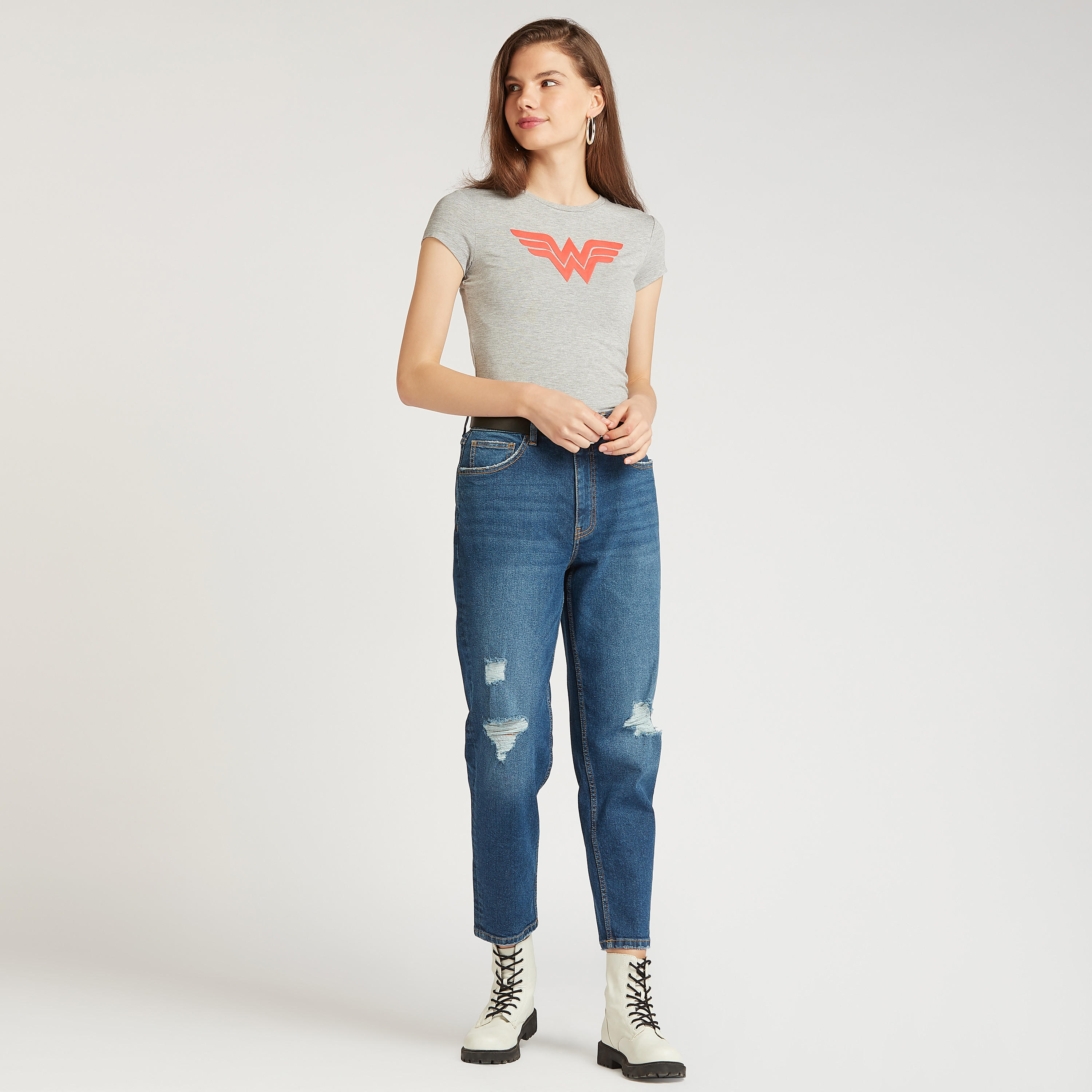 تيشيرت بقصة سكيني بياقة ضيّقة وأكمام كاب وطبعات واندر مان-women-clothing-tshirts-image-2