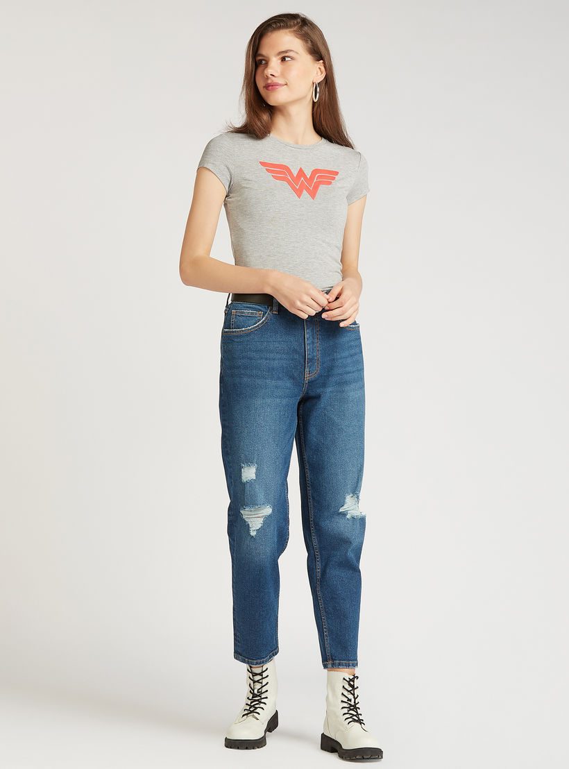 تيشيرت بقصة سكيني بياقة ضيّقة وأكمام كاب وطبعات واندر مان-women-clothing-tshirts-image-2