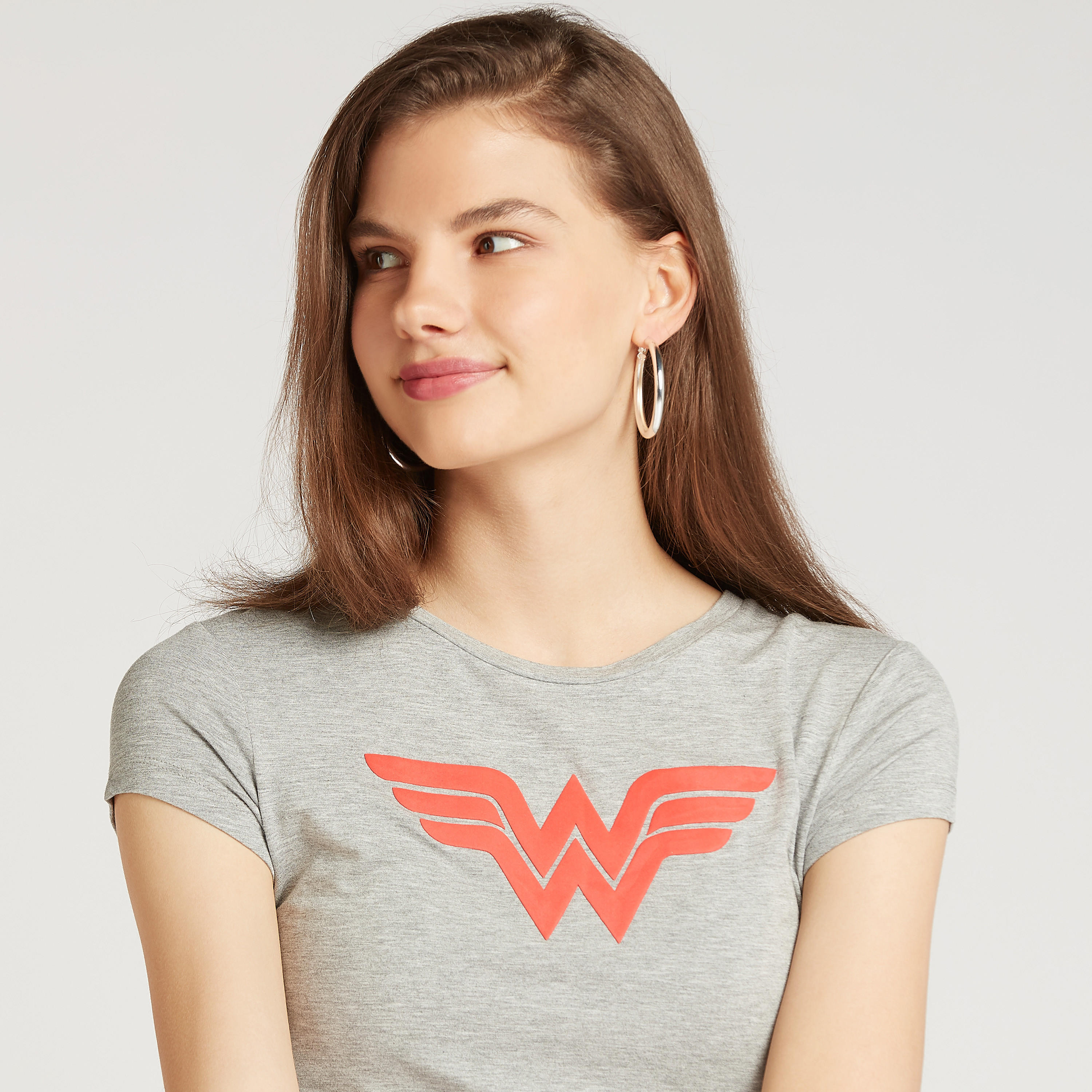 تيشيرت بقصة سكيني بياقة ضيّقة وأكمام كاب وطبعات واندر مان-women-clothing-tshirts-image-3