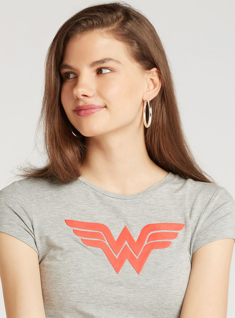 تيشيرت بقصة سكيني بياقة ضيّقة وأكمام كاب وطبعات واندر مان-women-clothing-tshirts-image-3
