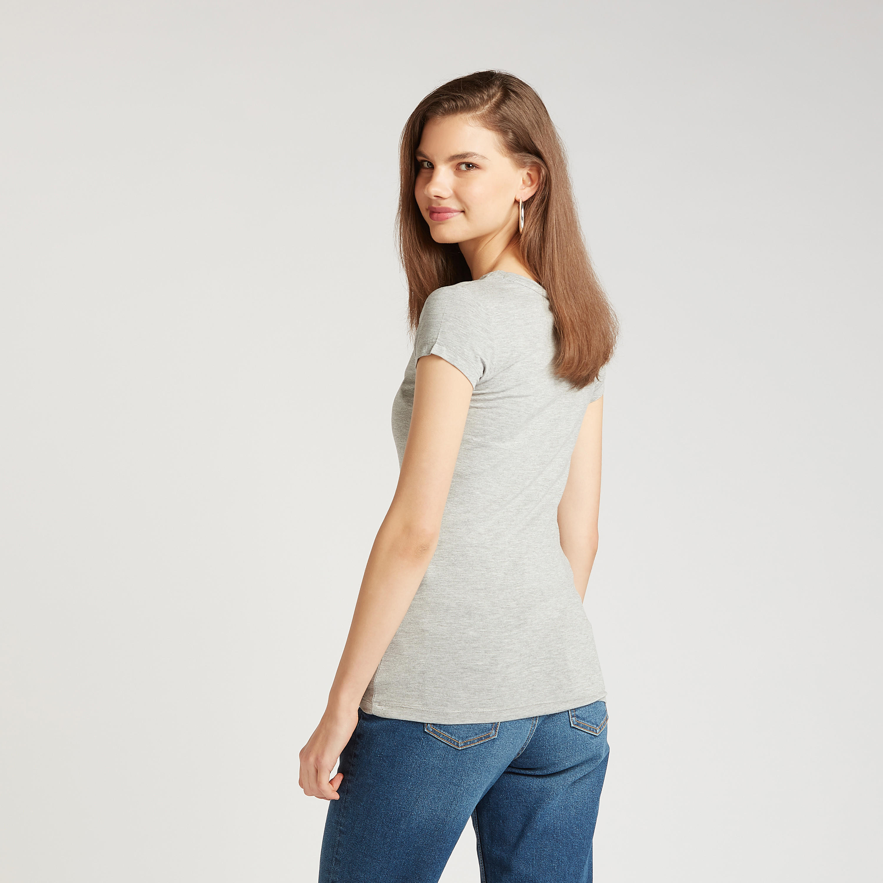 تيشيرت بقصة سكيني بياقة ضيّقة وأكمام كاب وطبعات واندر مان-women-clothing-tshirts-image-4
