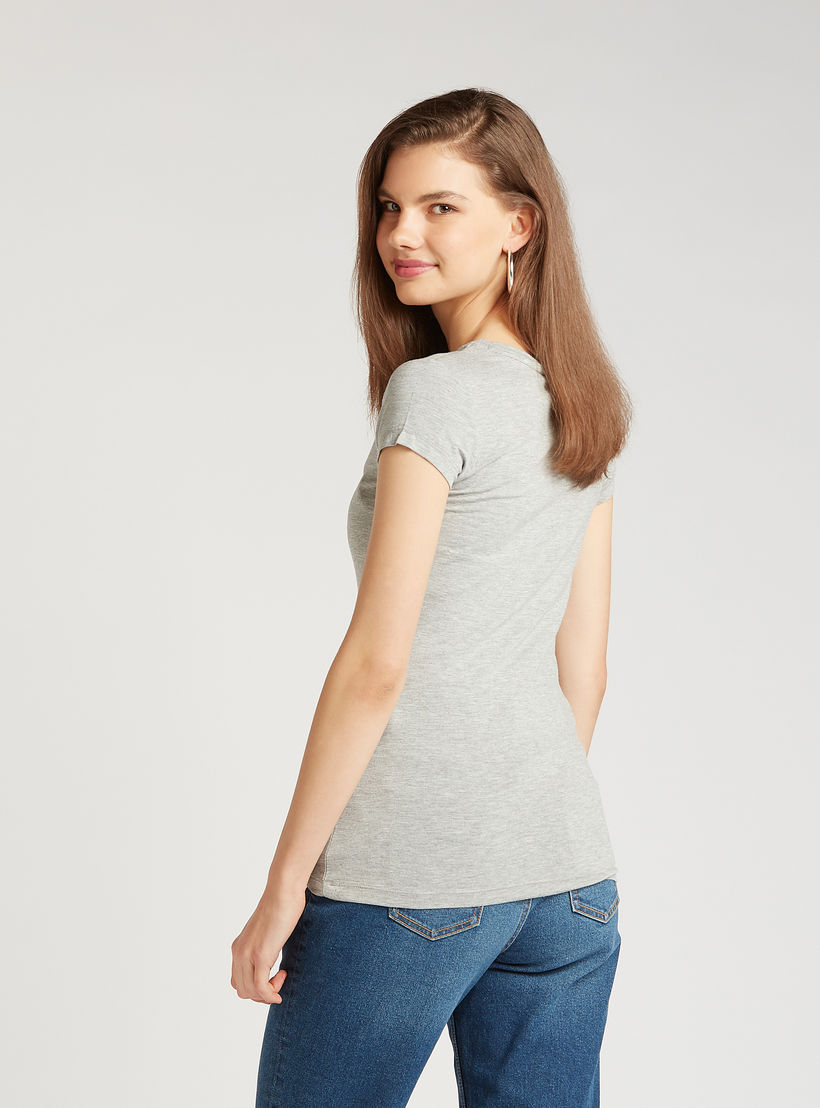 تيشيرت بقصة سكيني بياقة ضيّقة وأكمام كاب وطبعات واندر مان-women-clothing-tshirts-image-4