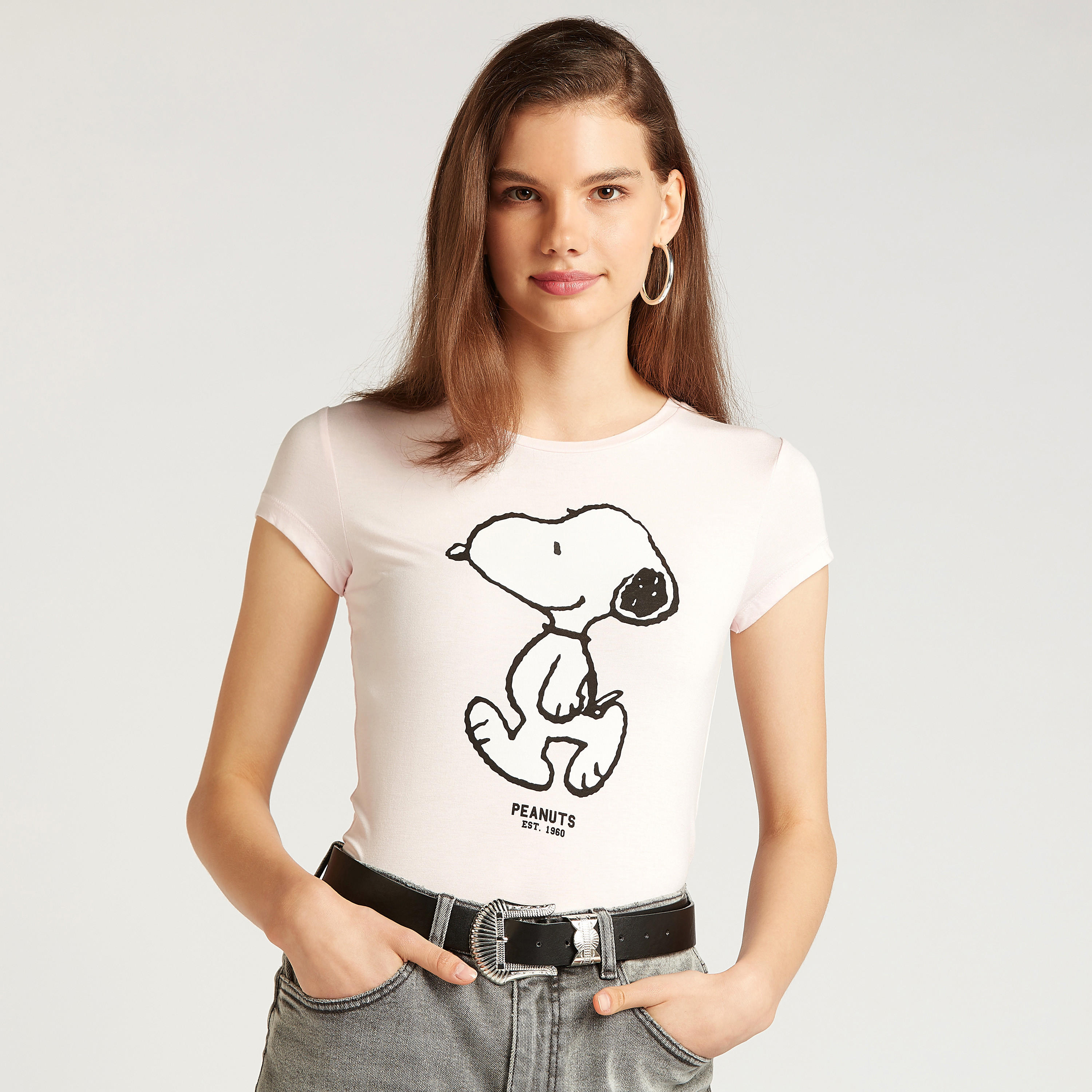 تيشيرت سكيني بياقة ضيقة وأكمام كاب وطبعات سنوبي-women-clothing-tshirts-image-1