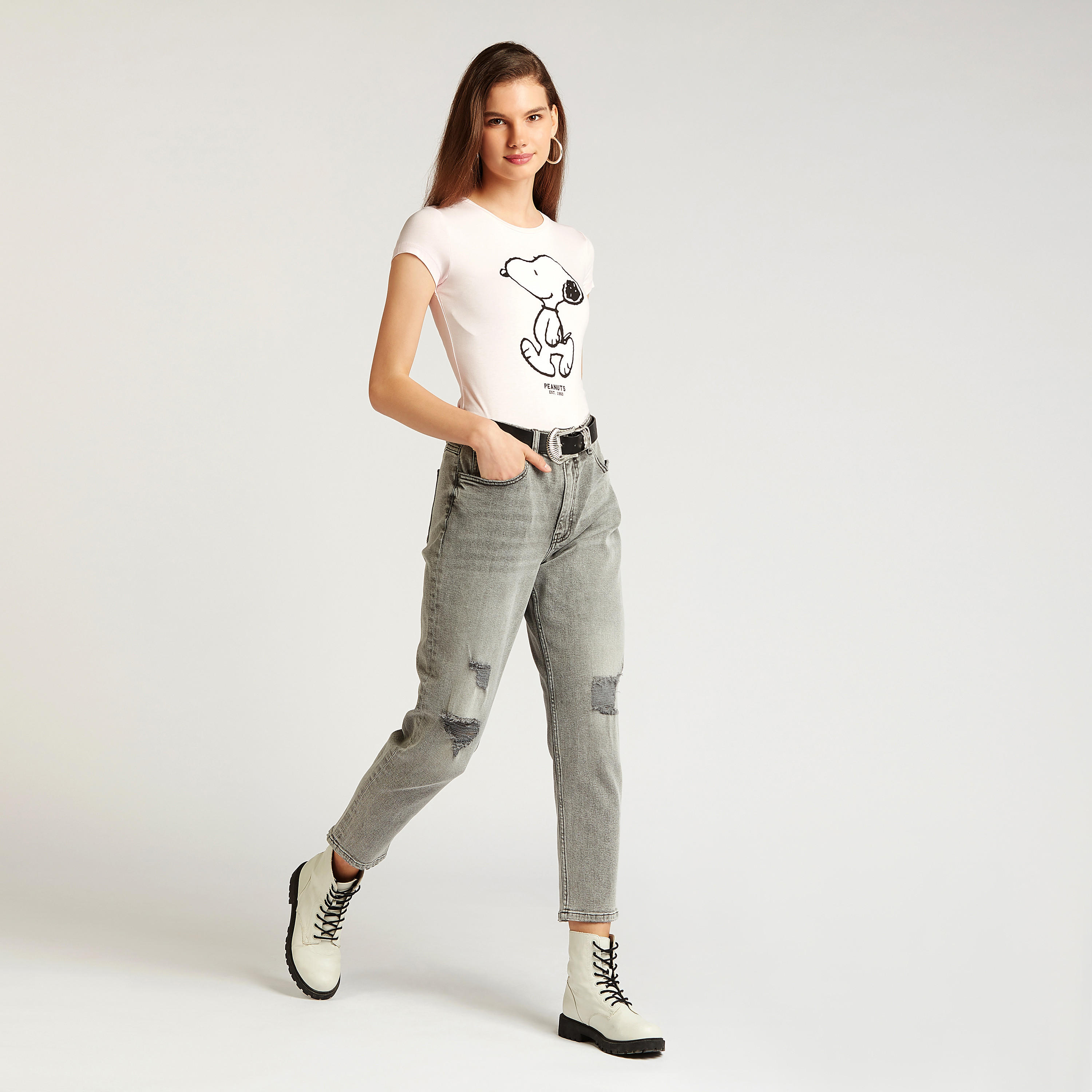 تيشيرت سكيني بياقة ضيقة وأكمام كاب وطبعات سنوبي-women-clothing-tshirts-image-2